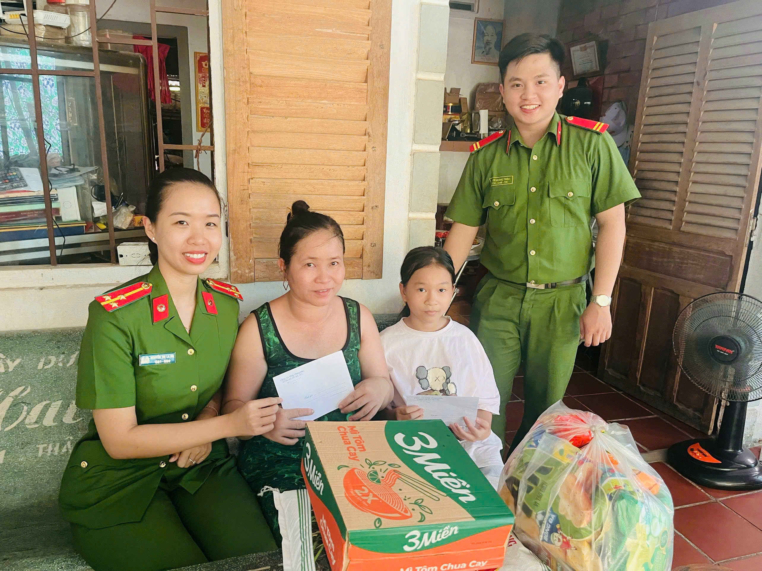 Thăm hỏi tặng quà gia đình ang Trần Bé Hòa