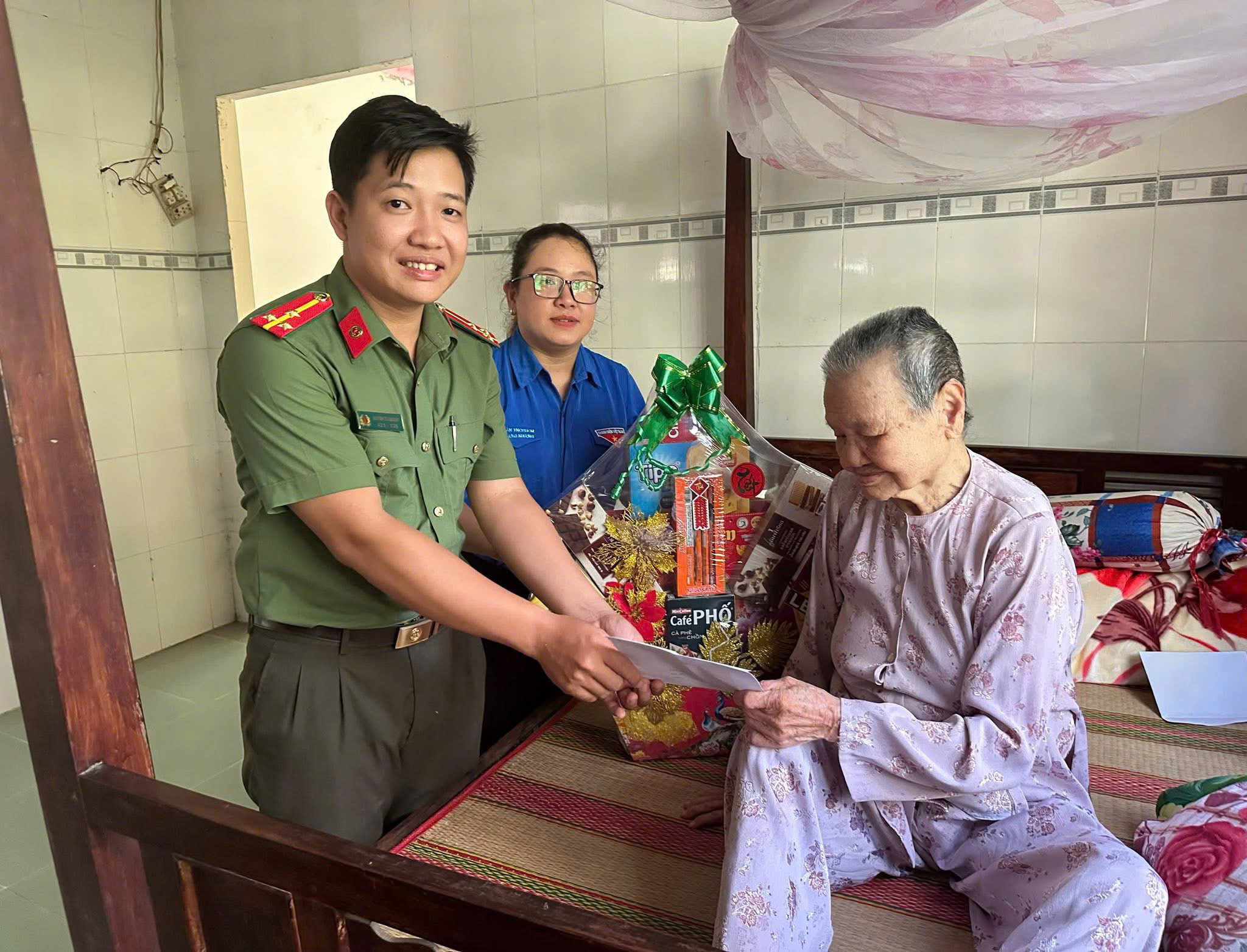 thăm, tặng quà