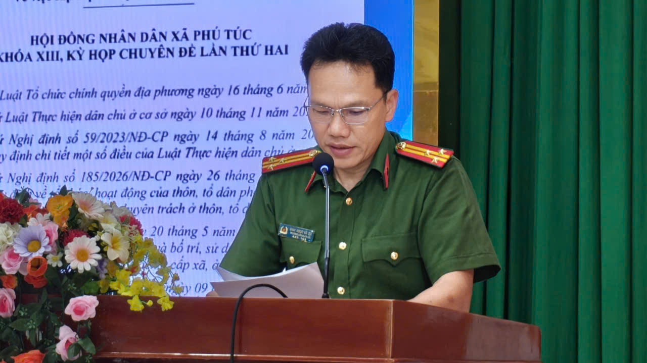 Thượng tá Đinh Ngọc Hà Em báo cáo tóm tắt tình hình, kết quả xây dựng phong trào toàn dân bảo vệ an ninh Tổ quốc trên địa bàn xã