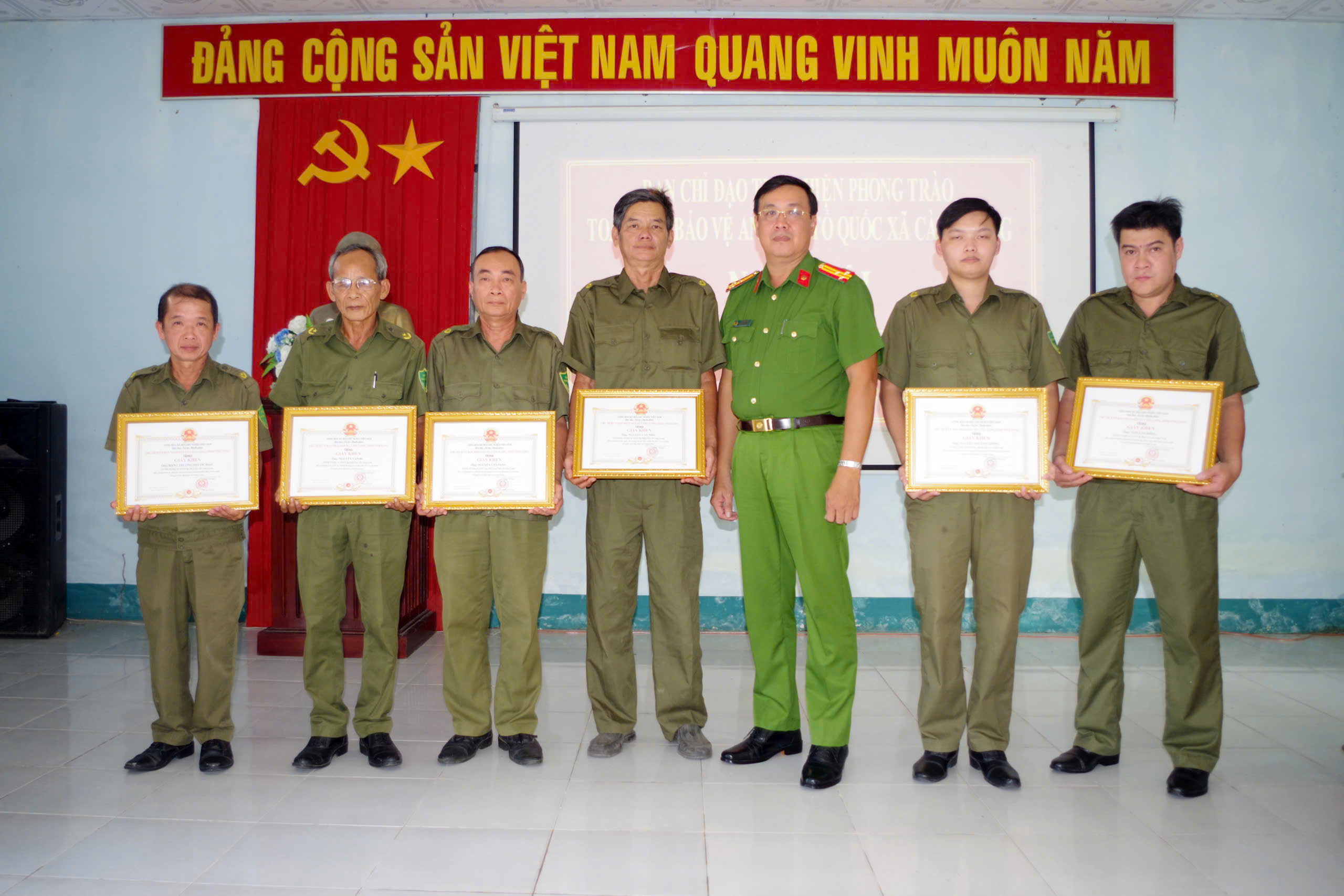 Thượng tá Lê Thanh Sơn trao giấy khen cho các cá nhân có thành tích tiêu biểu