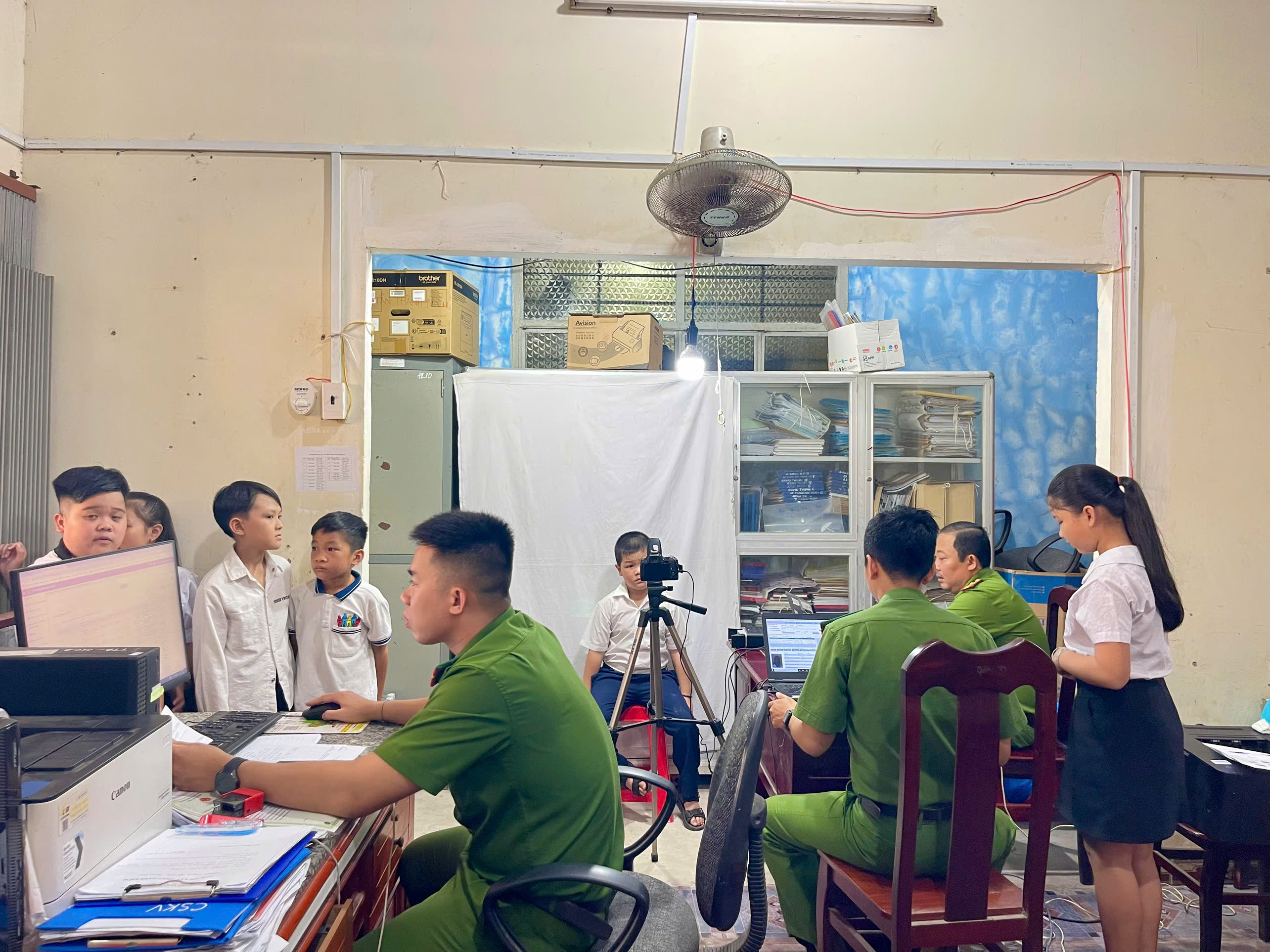 Tiến hành thủ tục cấp căn cước cho học sinh trên địa bàn