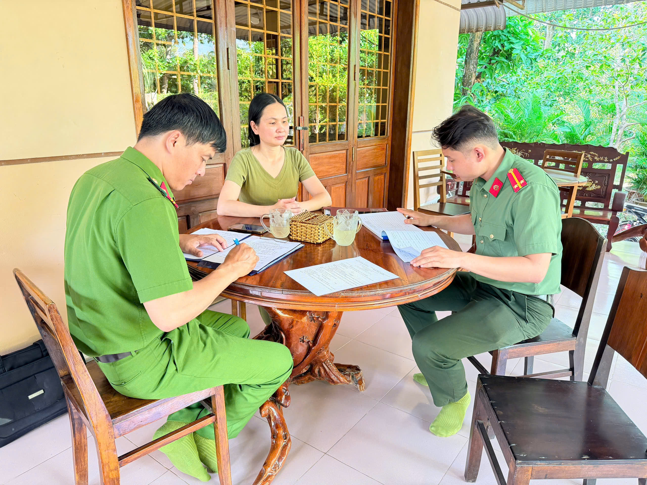 Tổ công tác Công an xã Chợ Lách làm việc tại các cơ sở lưu trú 1