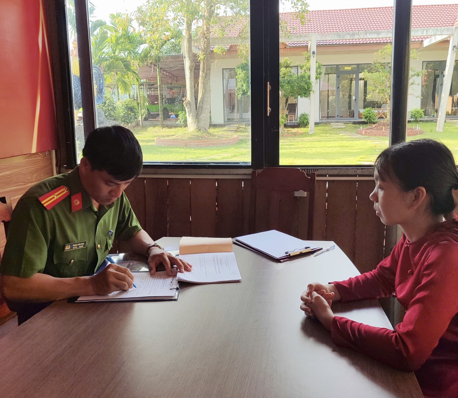 Tổ công tác Công an xã Chợ Lách làm việc tại các cơ sở lưu trú 2