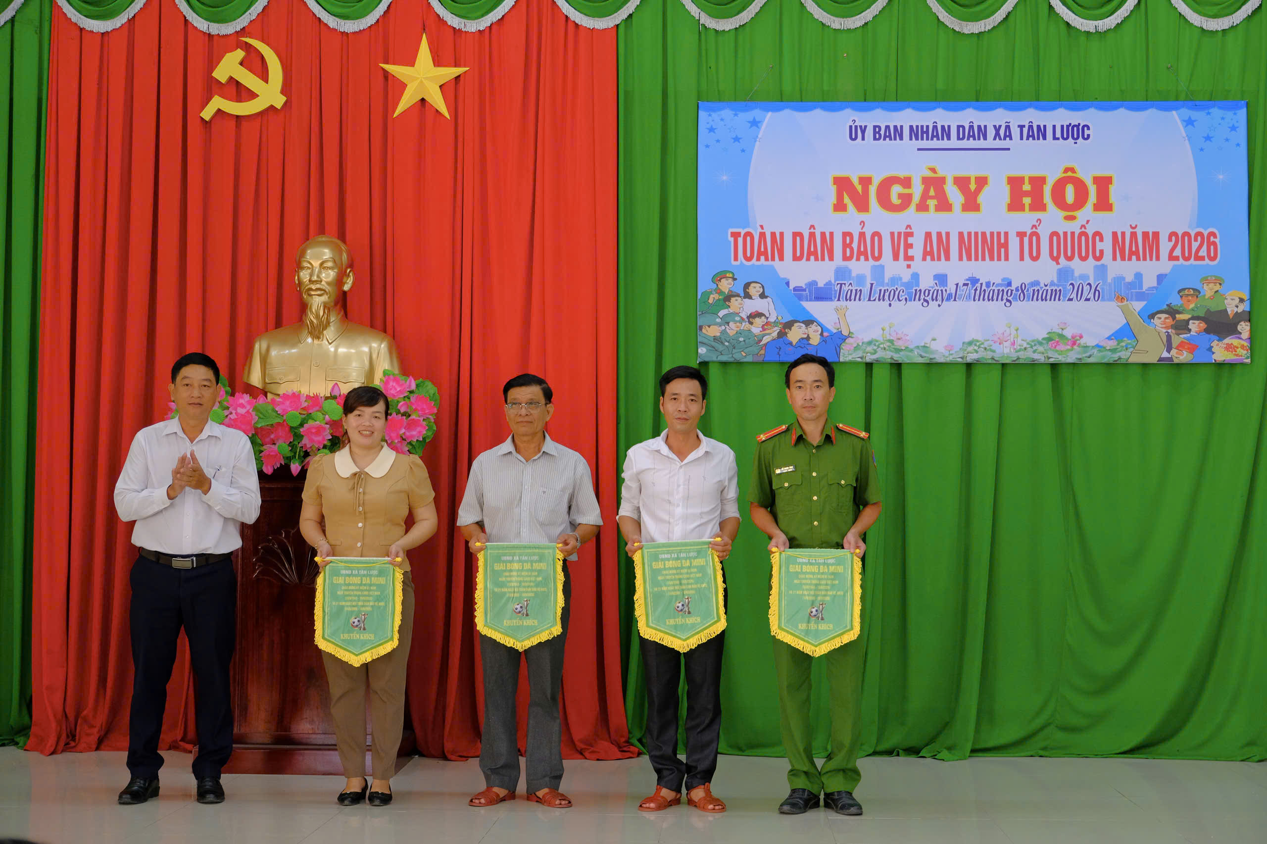 Trao cờ, cúp, giải cho các đội bóng 2