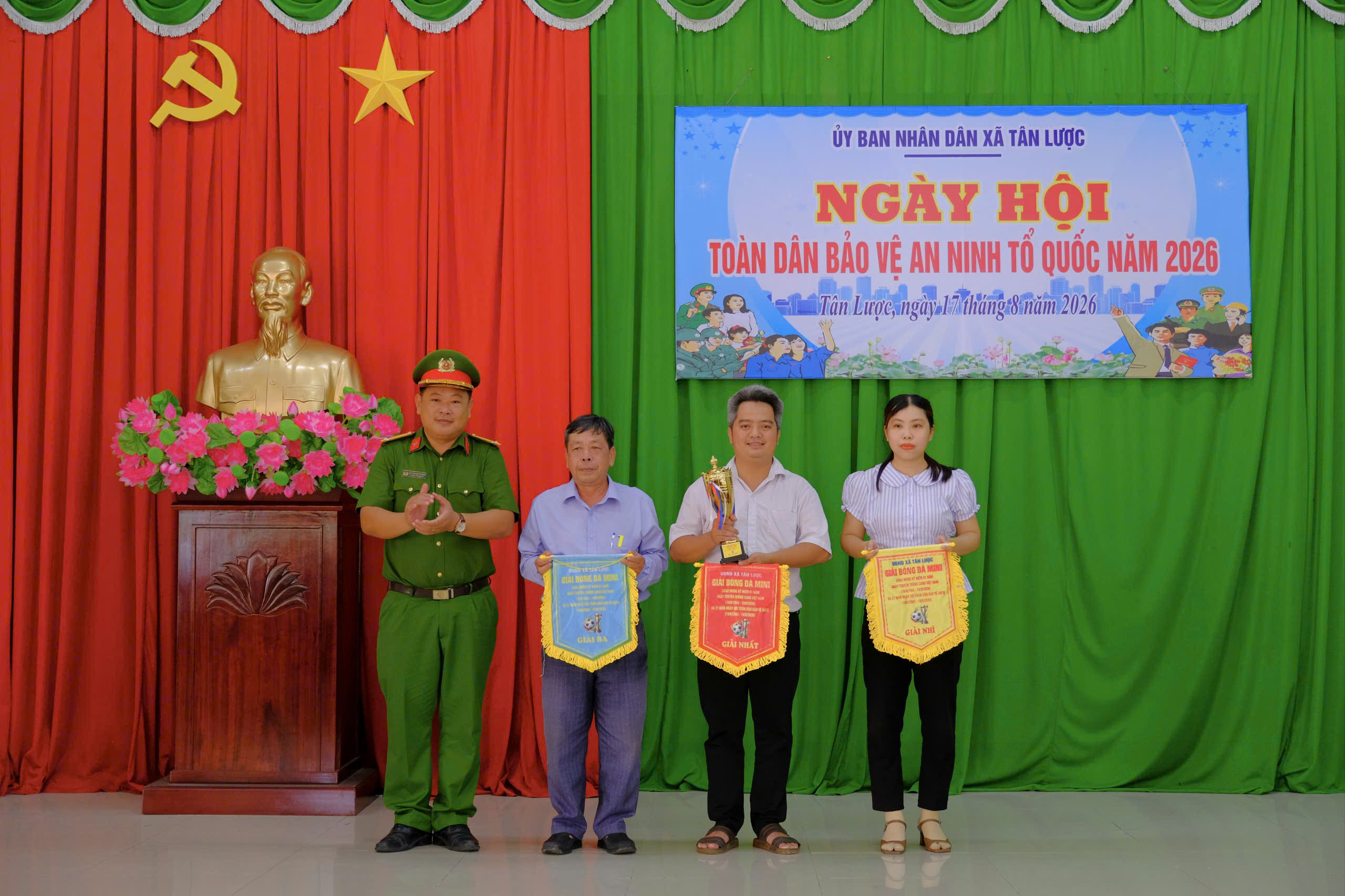 Trao cờ, cúp, giải cho các đội bóng