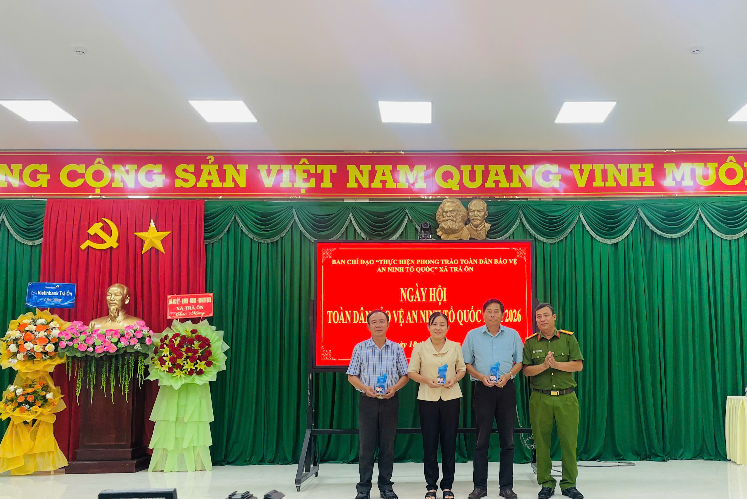 Trao cup biểu dương cho các tác phẩm đạt giải