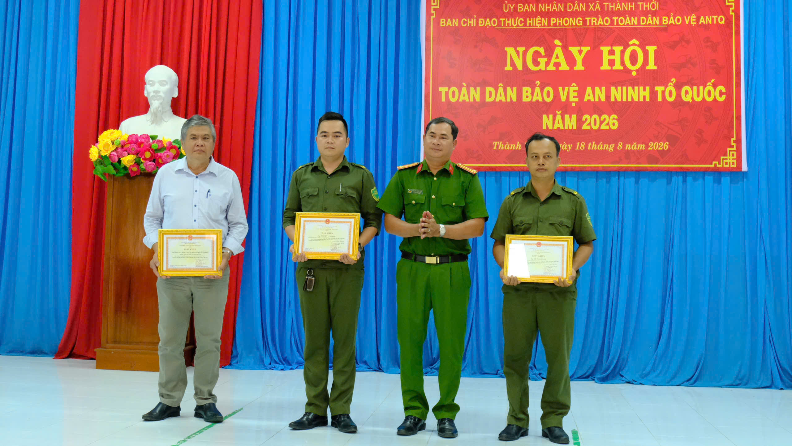 Trao giấy khen 1