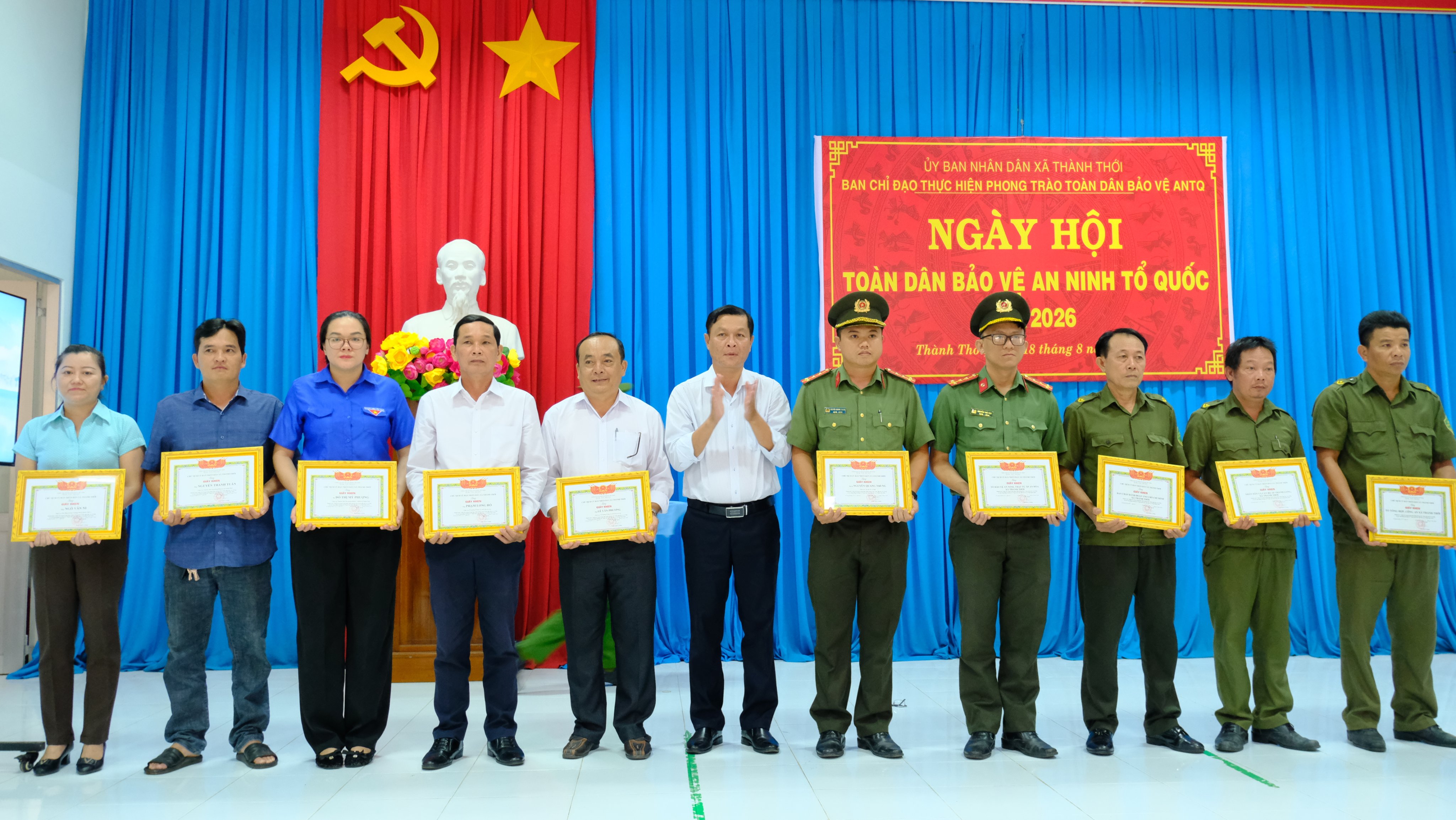 Trao giấy khen 2