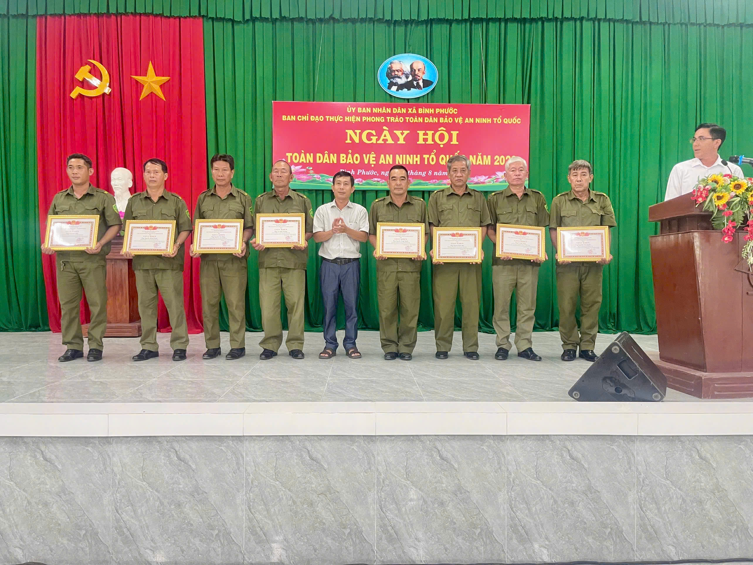 Trao giấy khen cho các cá nhân có thành tích trong phong trào bảo vệ ANTQ