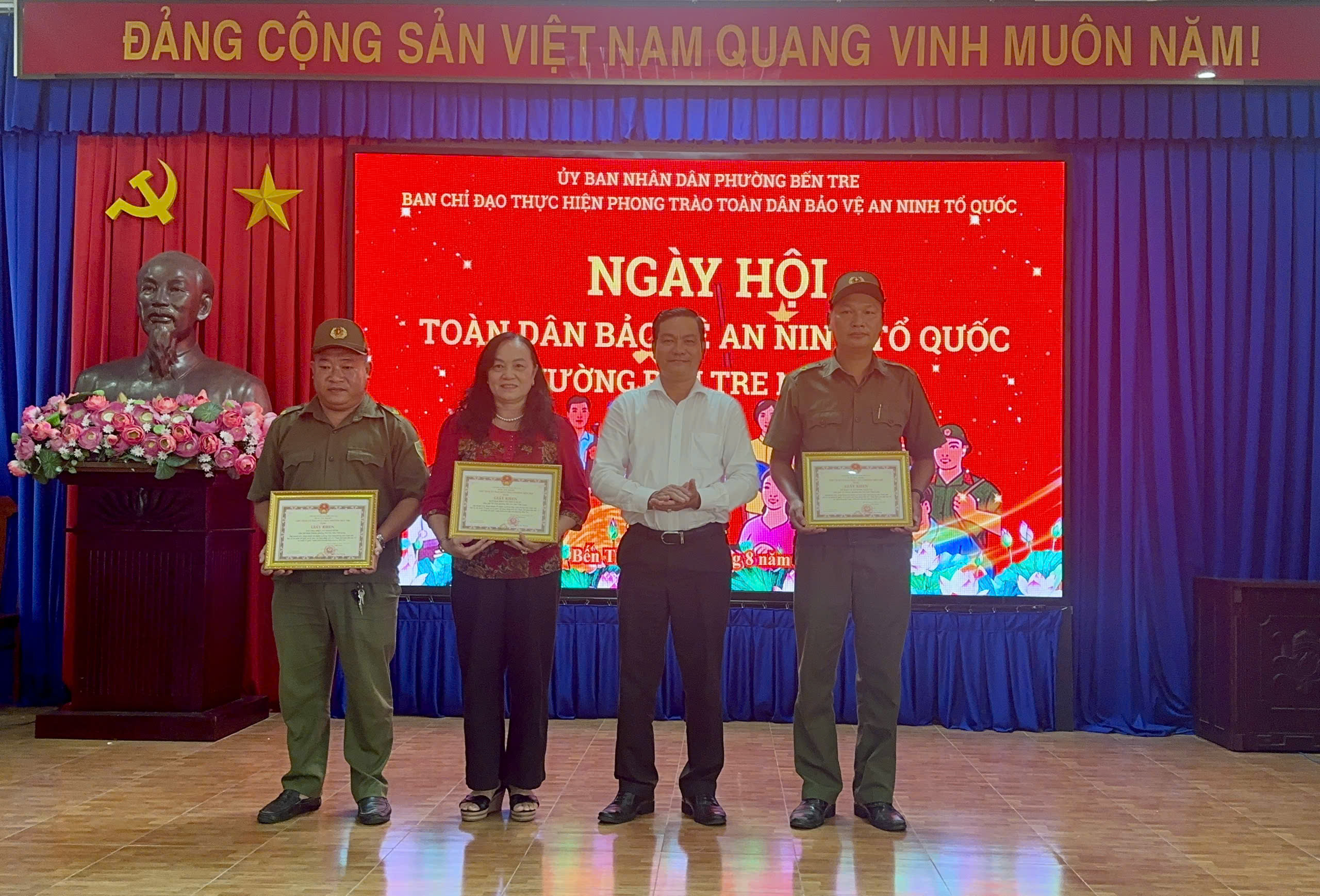 Trao Giấy khen cho các tập thể, cá nhân (2)