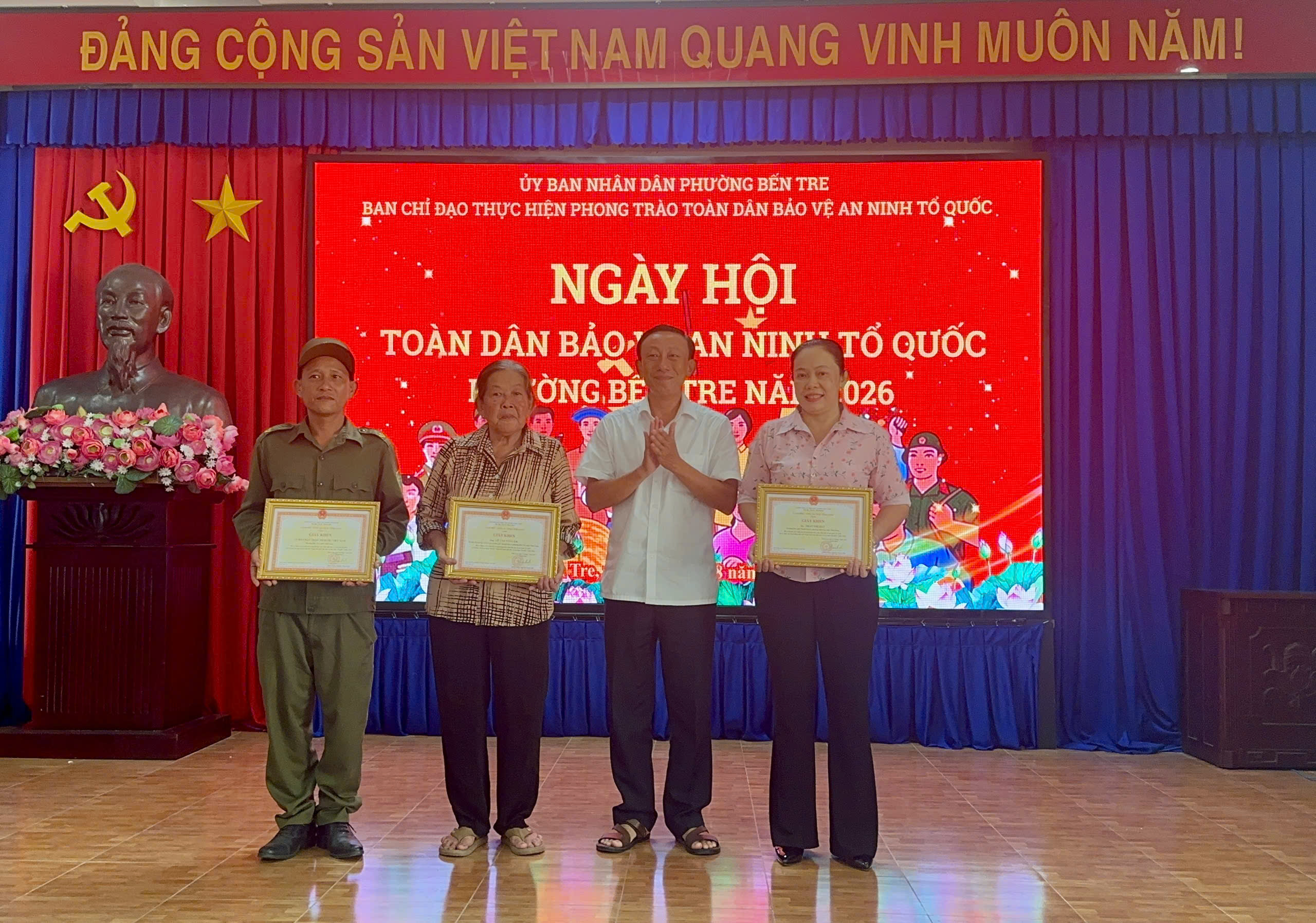 Trao Giấy khen cho các tập thể, cá nhân (3)