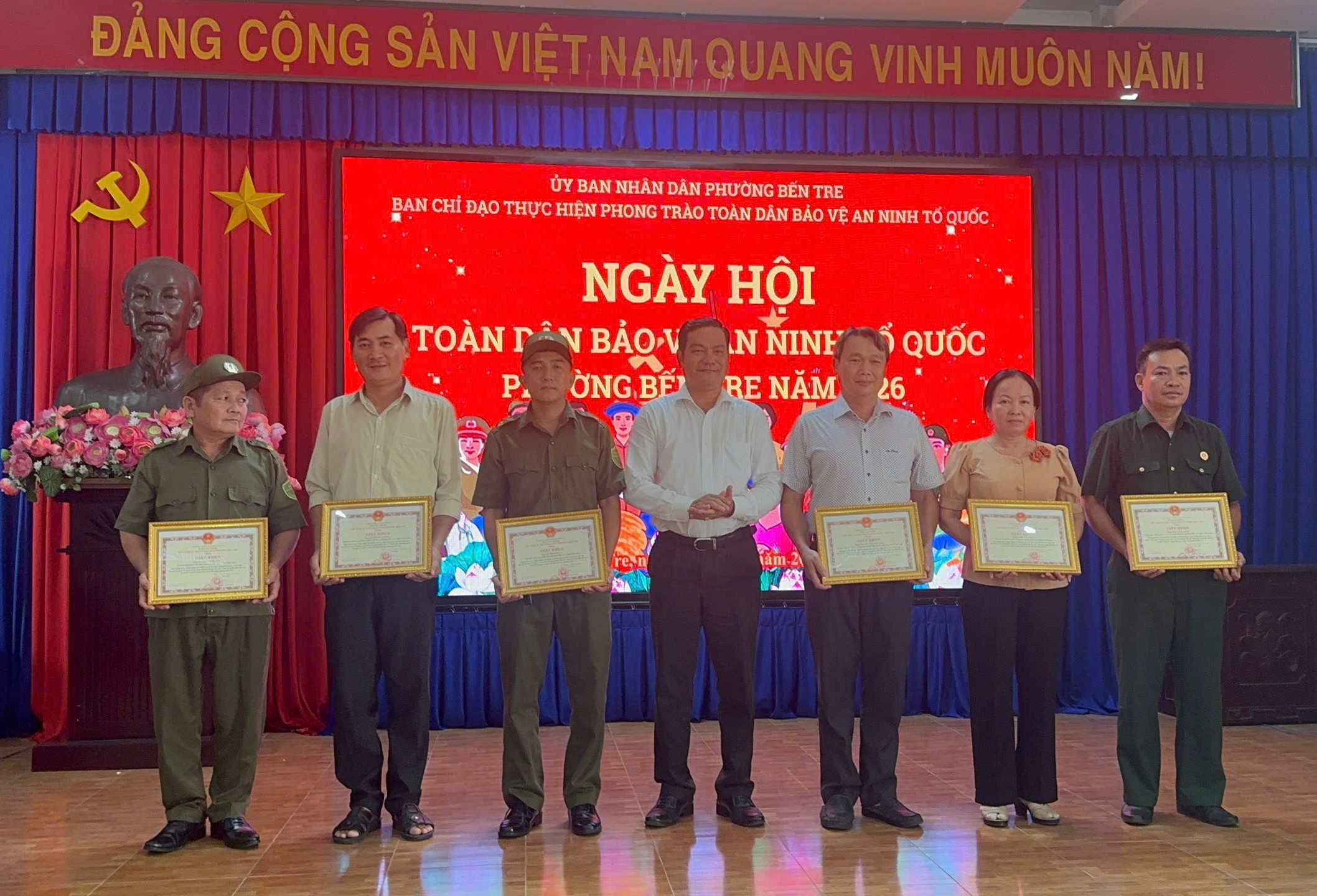 Trao Giấy khen cho các tập thể, cá nhân