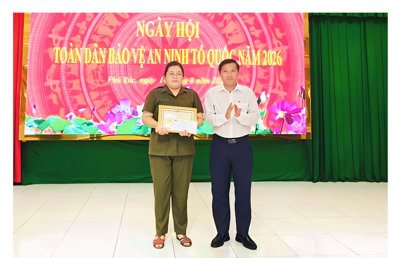 Trao giấy khen của Giám đốc Công an tỉnh