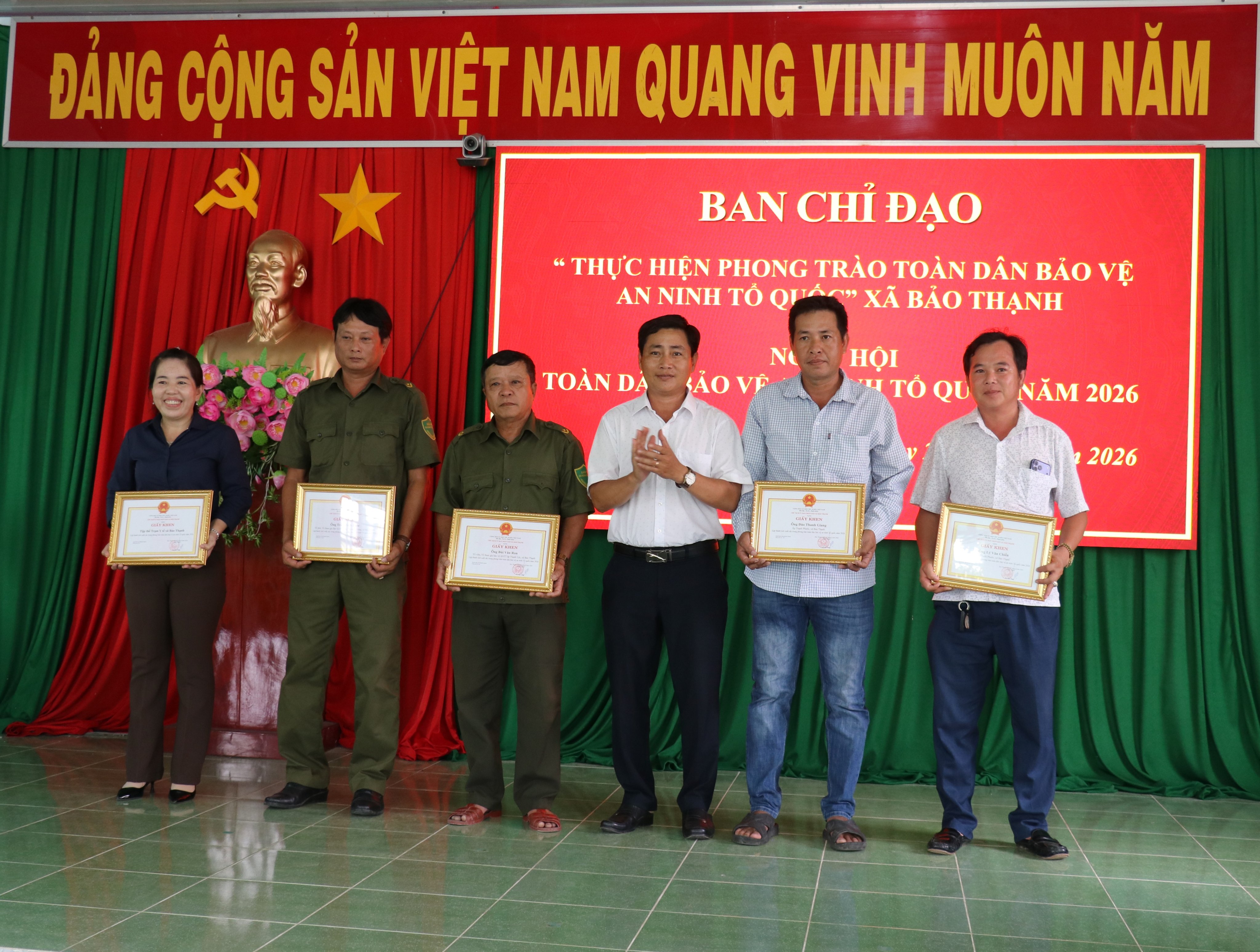 Trao giấy khen của UBND xã cho các tập thể, cá nhân