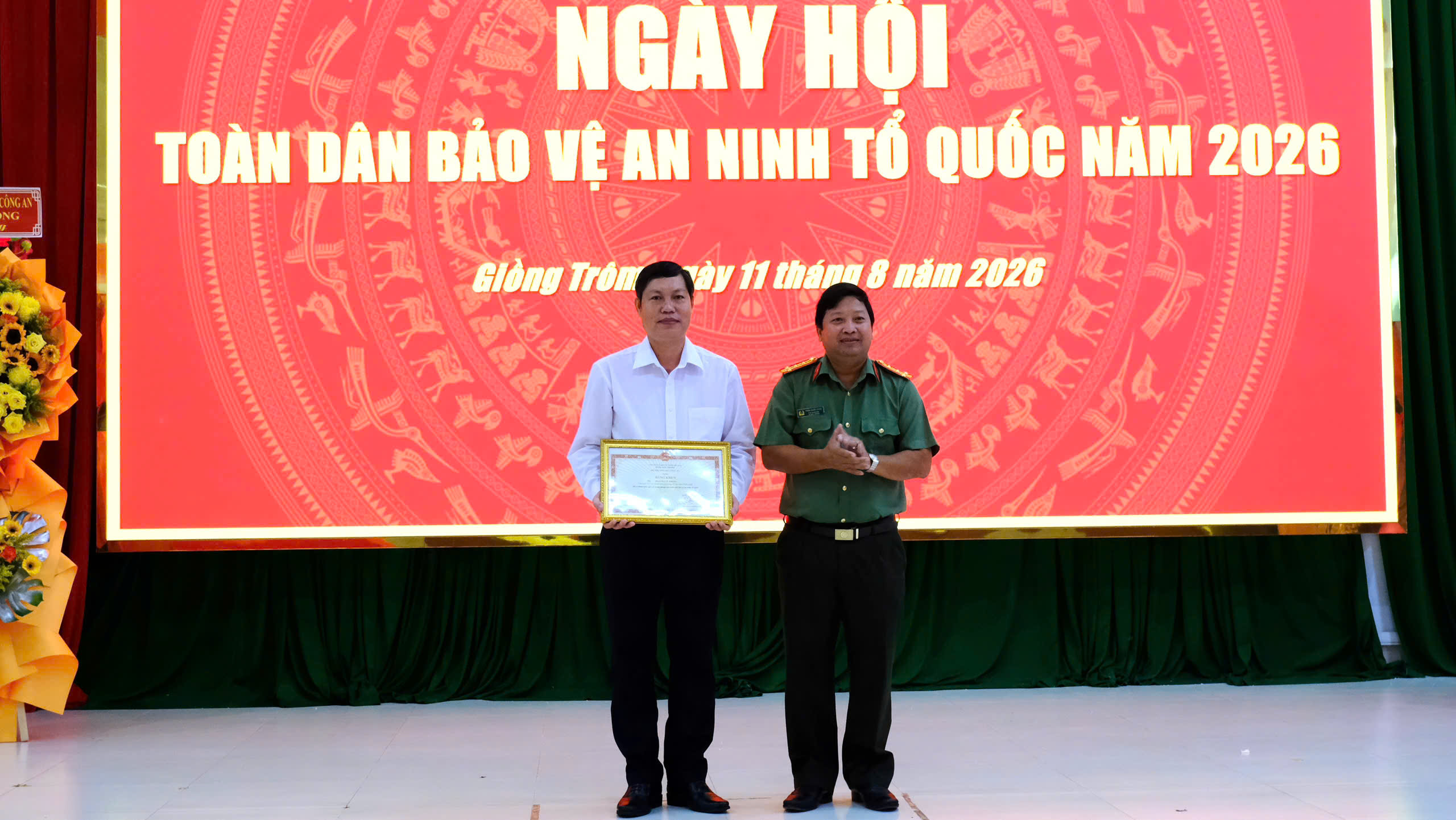 Trao khen thưởng 1
