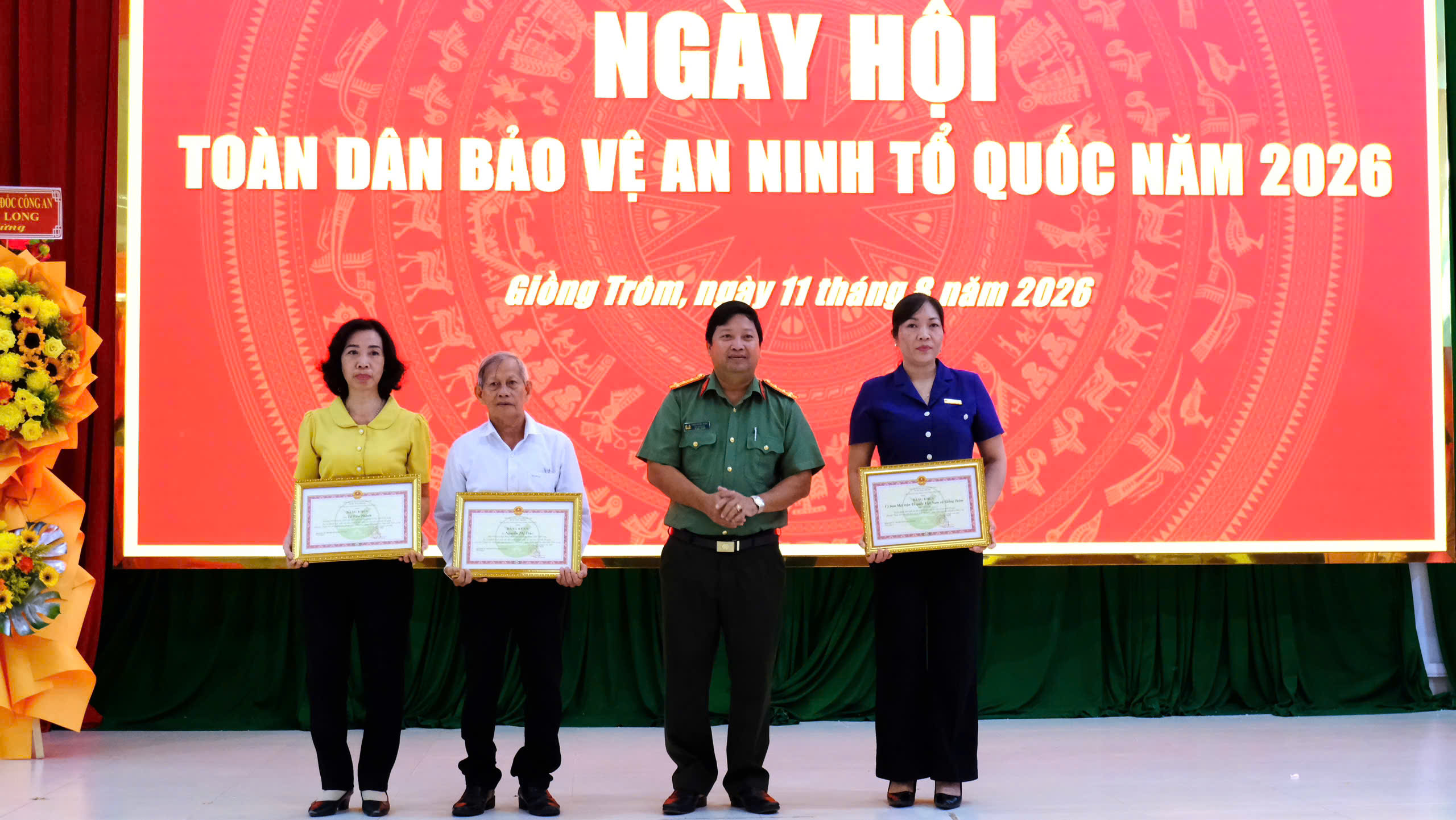 Trao khen thưởng 2