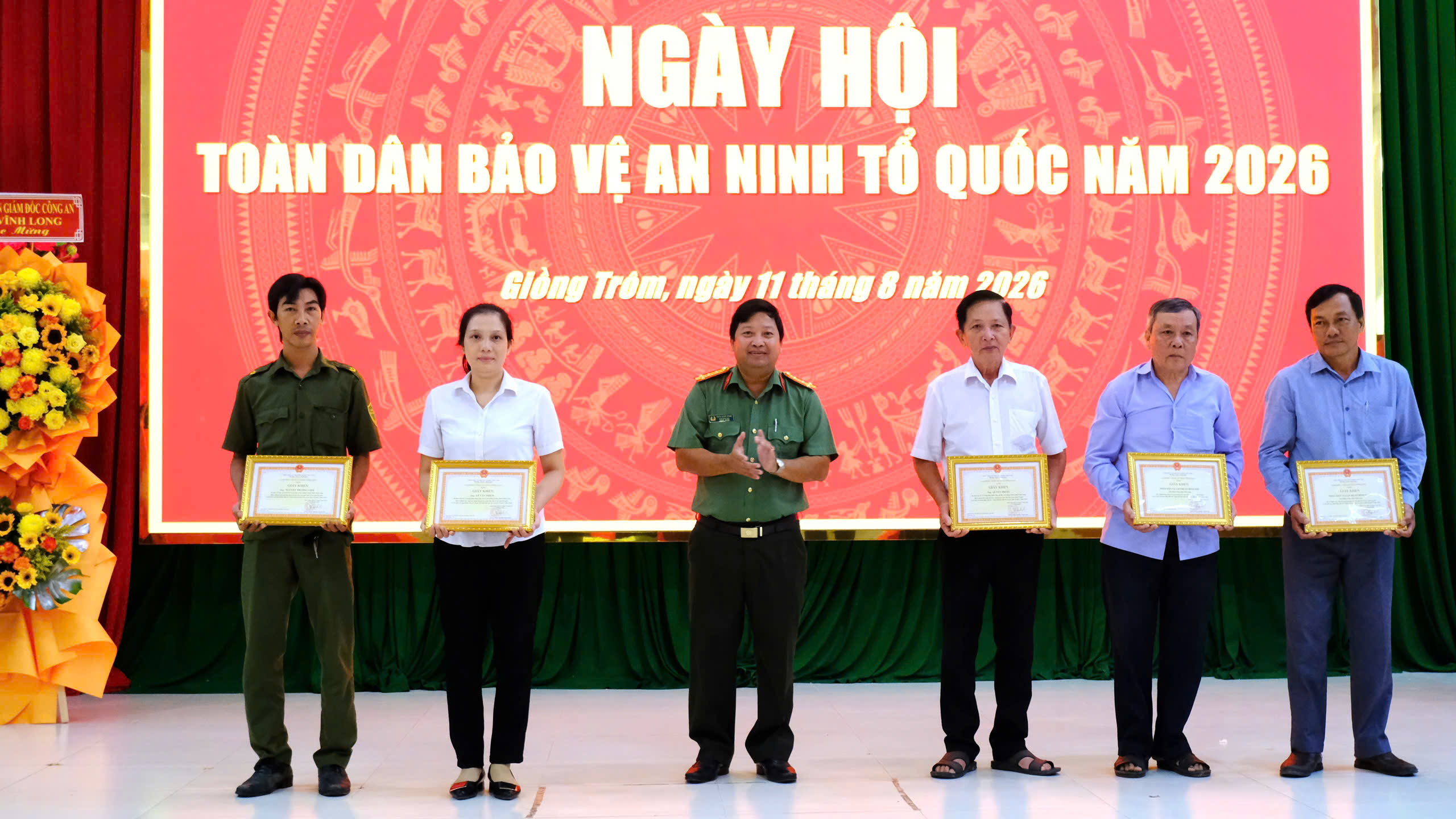 Trao khen thưởng 3