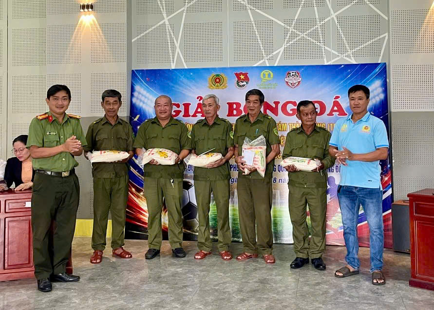 Trao quà cho lực lượng bảo đảm an ninh, trật tự ở cơ sở (2)