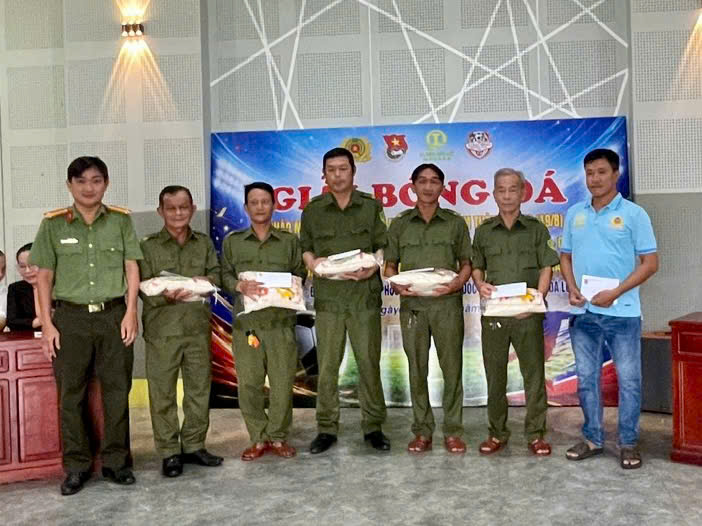Trao quà cho lực lượng bảo đảm an ninh, trật tự ở cơ sở