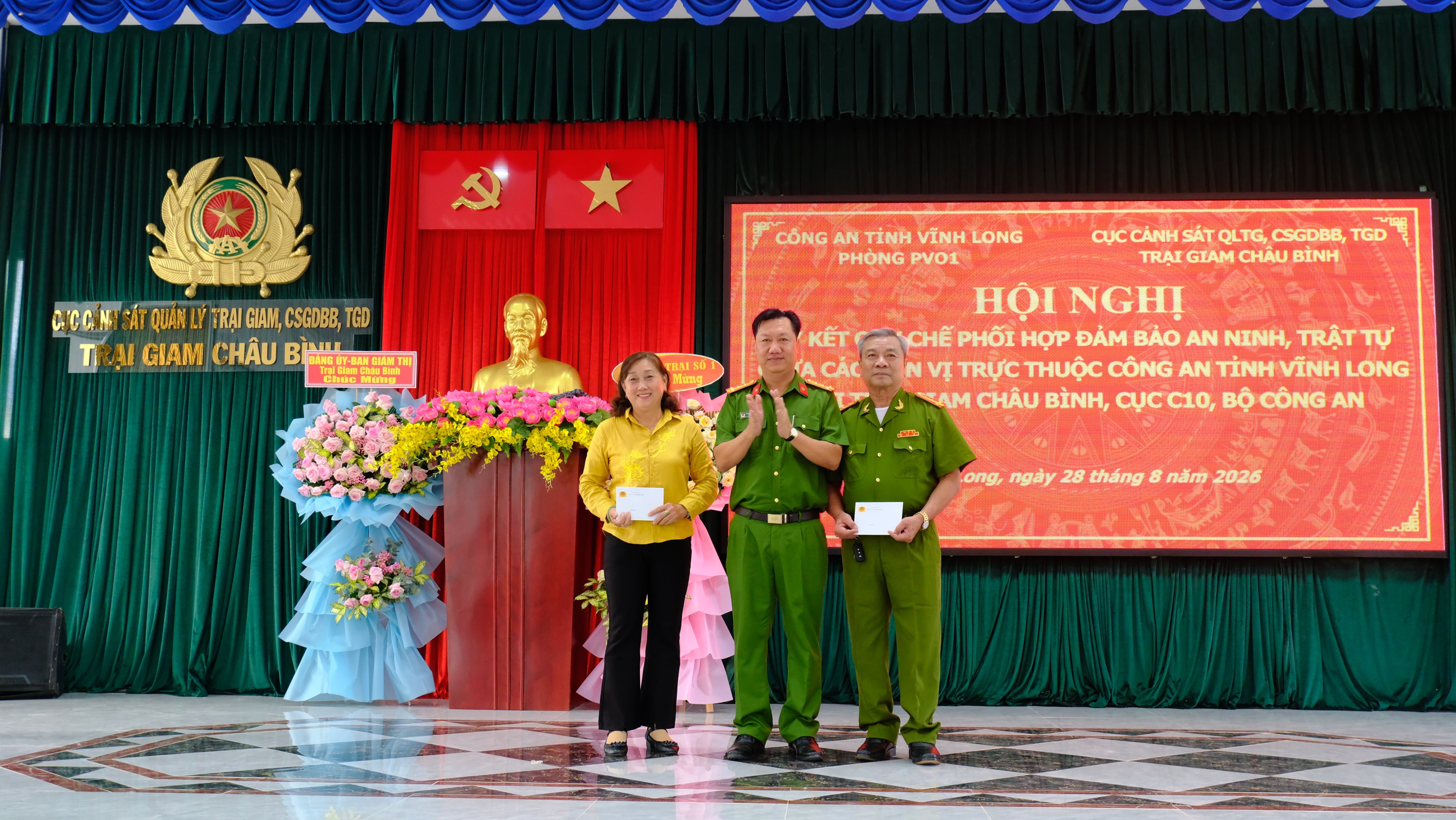 Trao quà nguyên lãnh đạo Trại