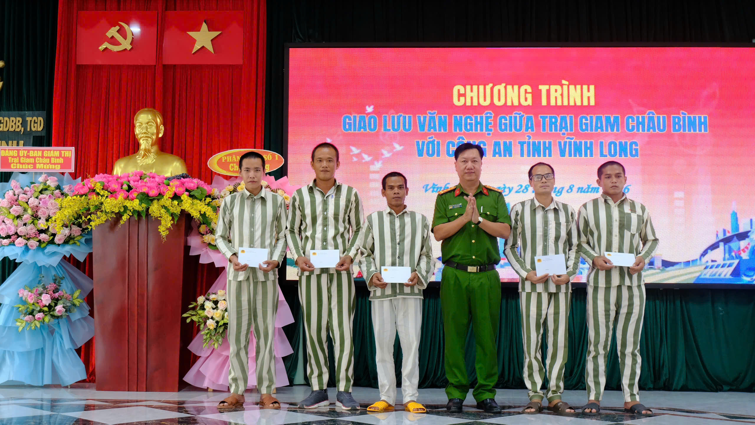 Trao quà phạm nhân