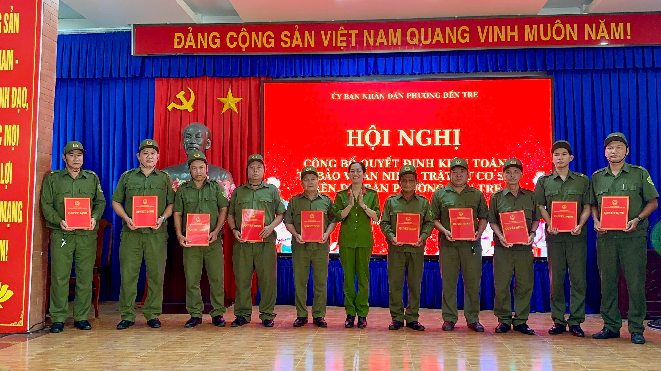 trao quyết định cho các Tổ bảo vệ an ninh, trật tự