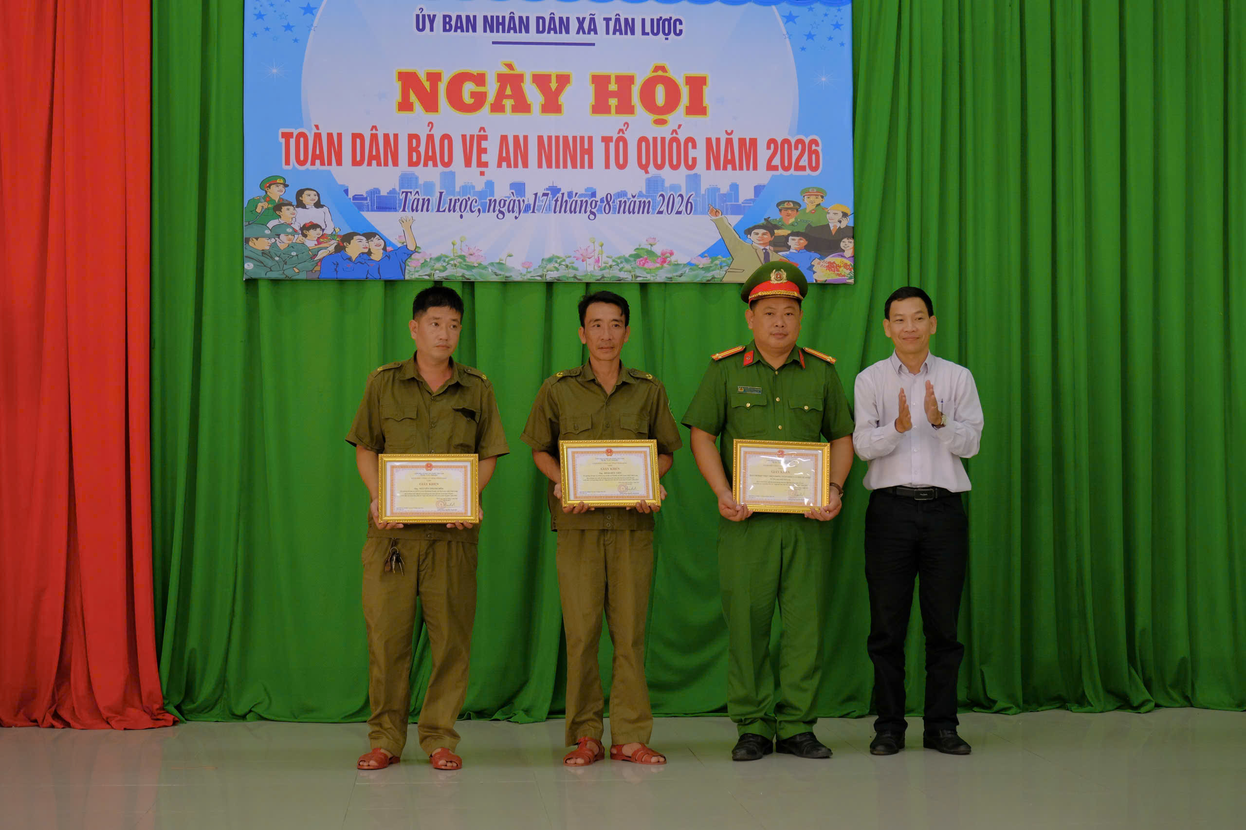 Trao thưởng cho các tập thể, cá nhân tiêu biểu trong phong trào