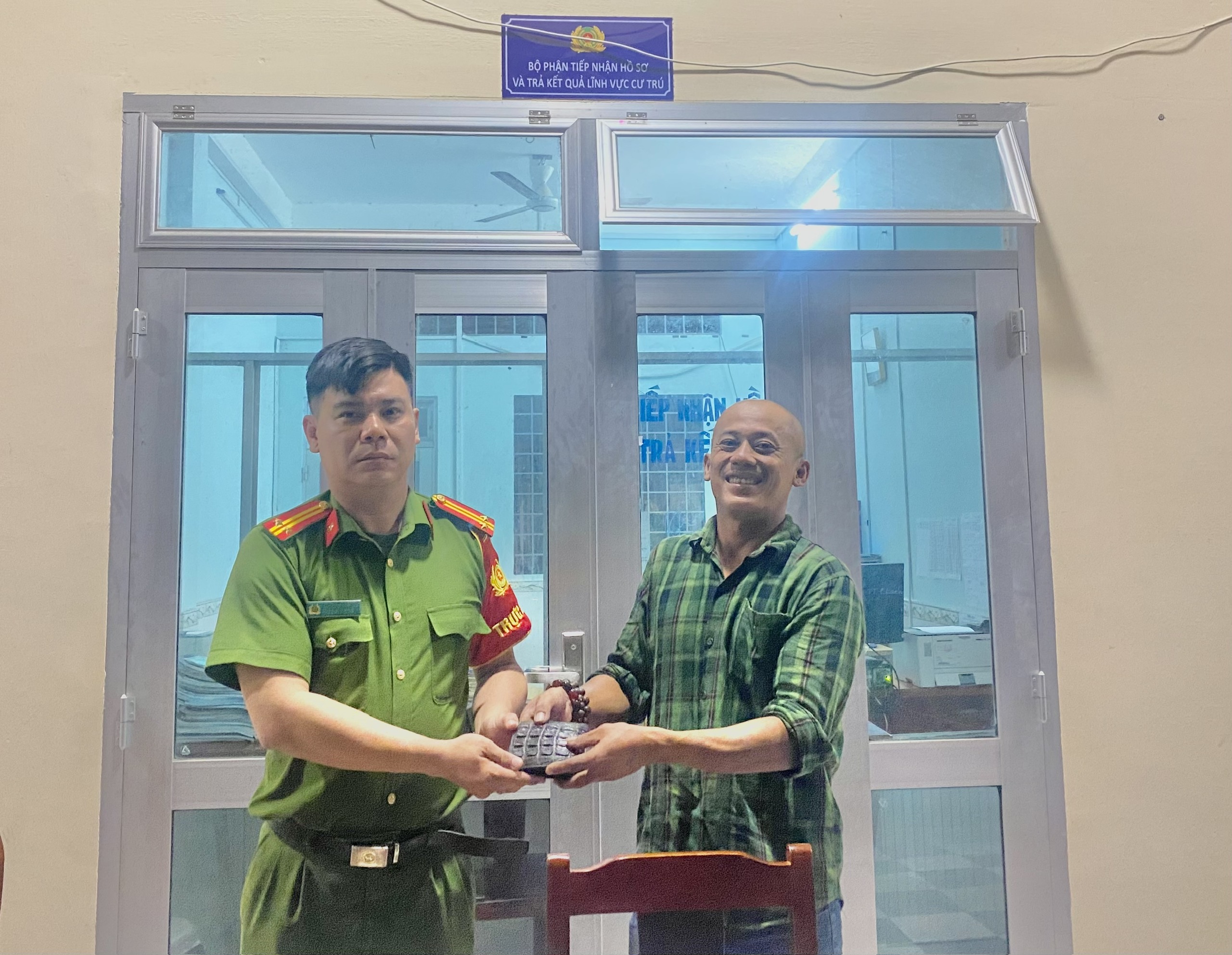 Trực ban Công an xã trao trả ví cho người đánh rơi