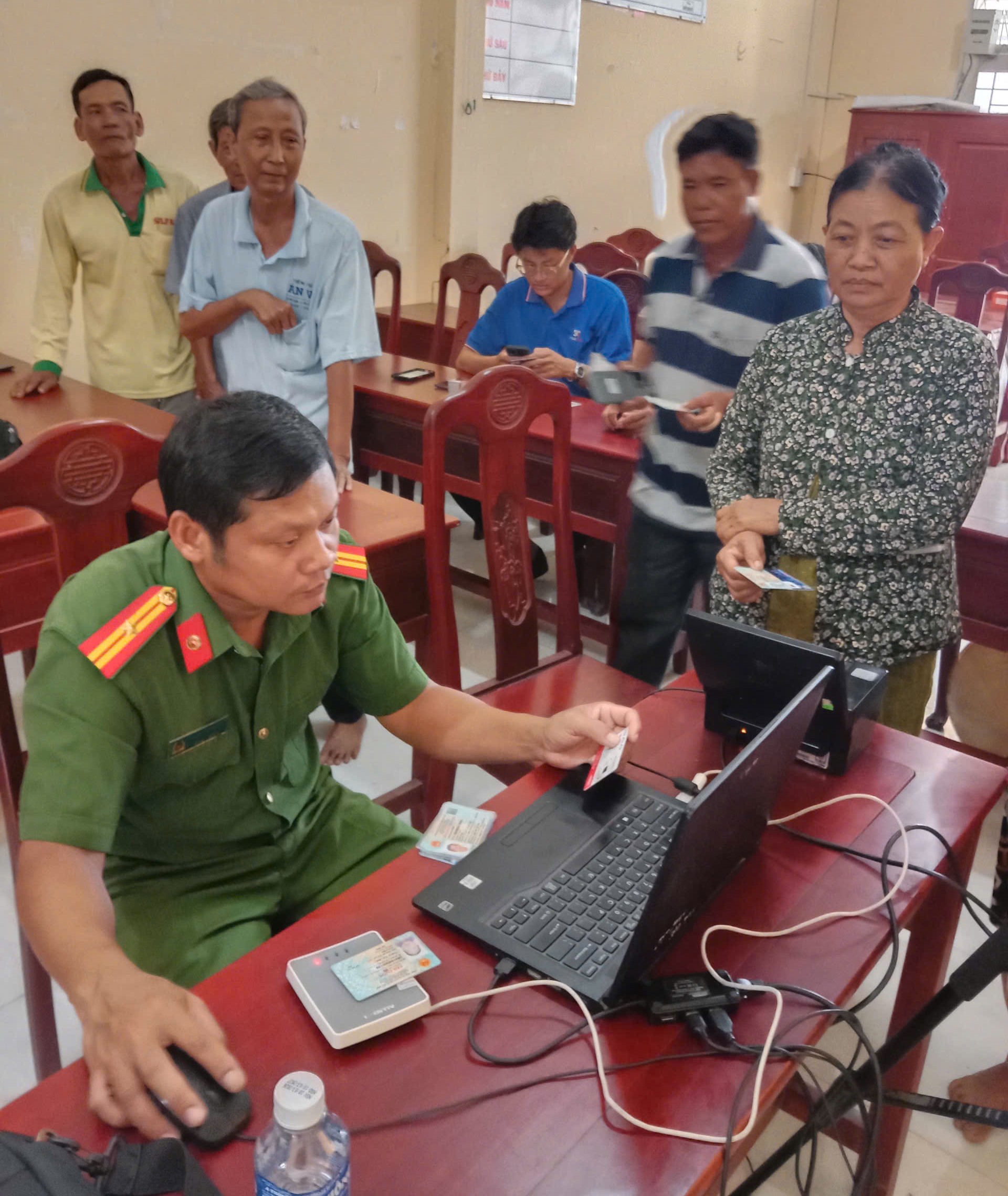 trực tiếp đến Trụ sở Ban Nhân dân các ấp để đăng ký tài khoản định danh mức 2 cho người dân
