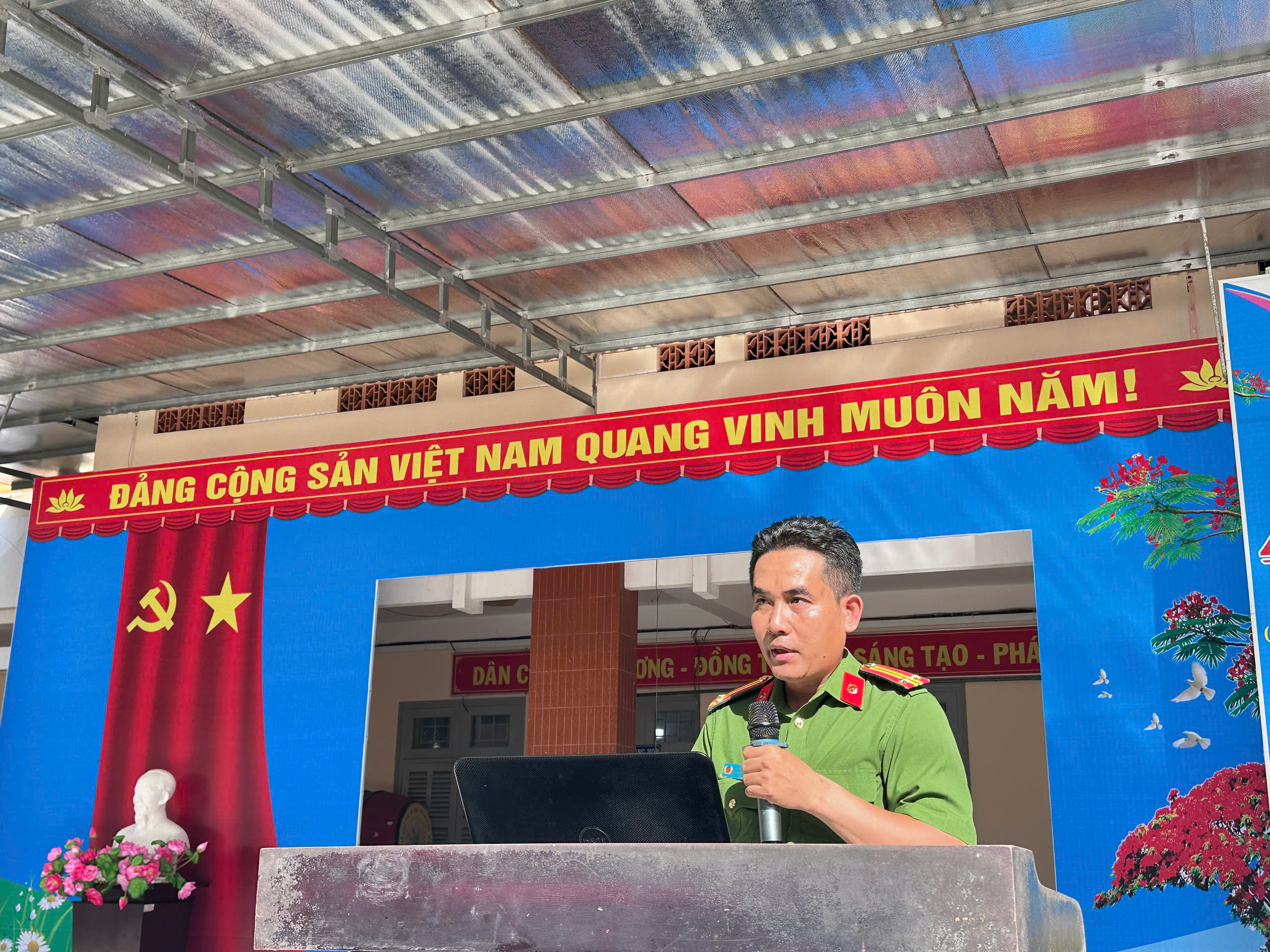 1 ảnh Cán bộ CAX tuyên truyền phòng chống ma tuý