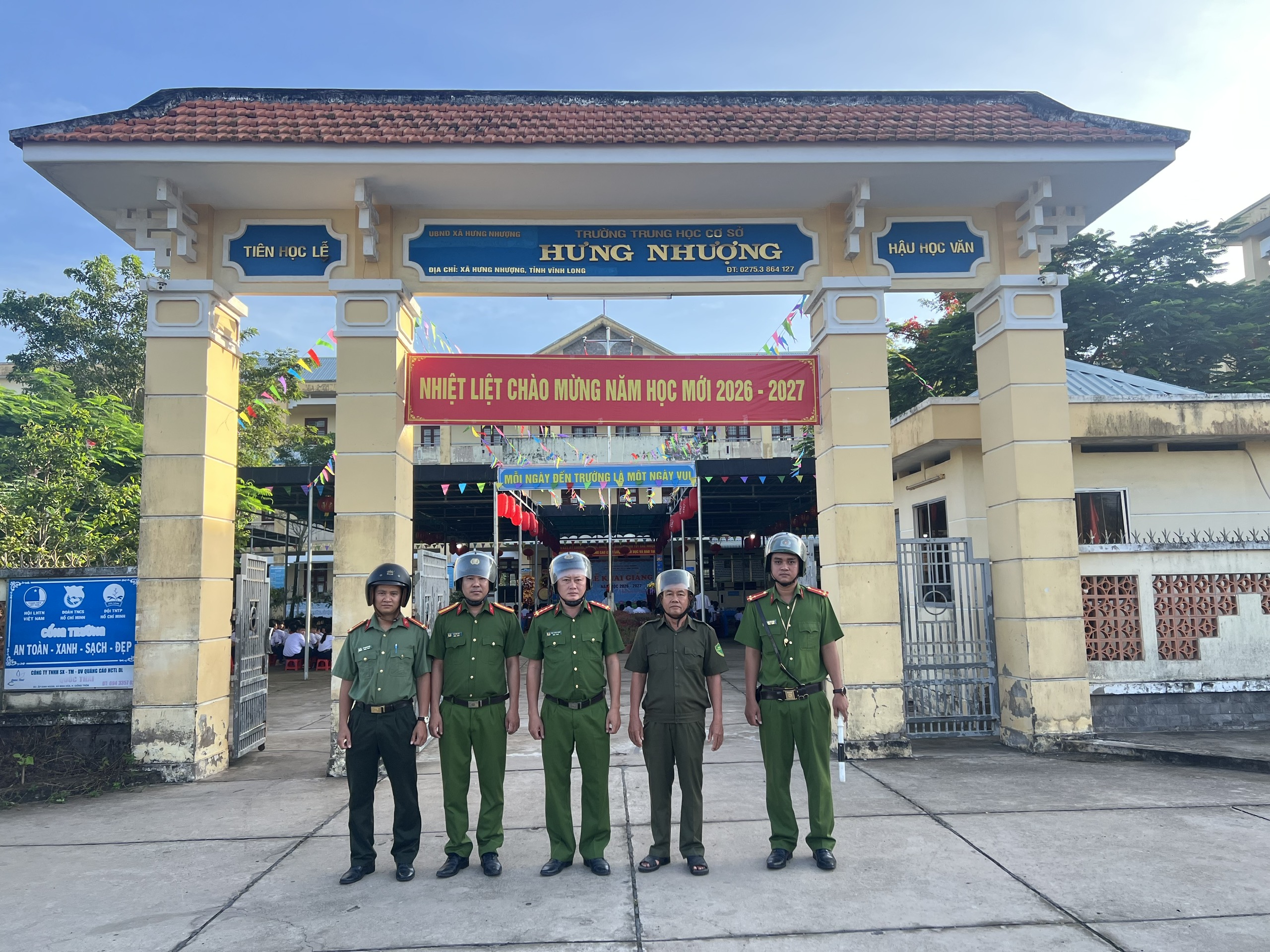1 CA xã đảm bảo TTATGT trước cổng trường