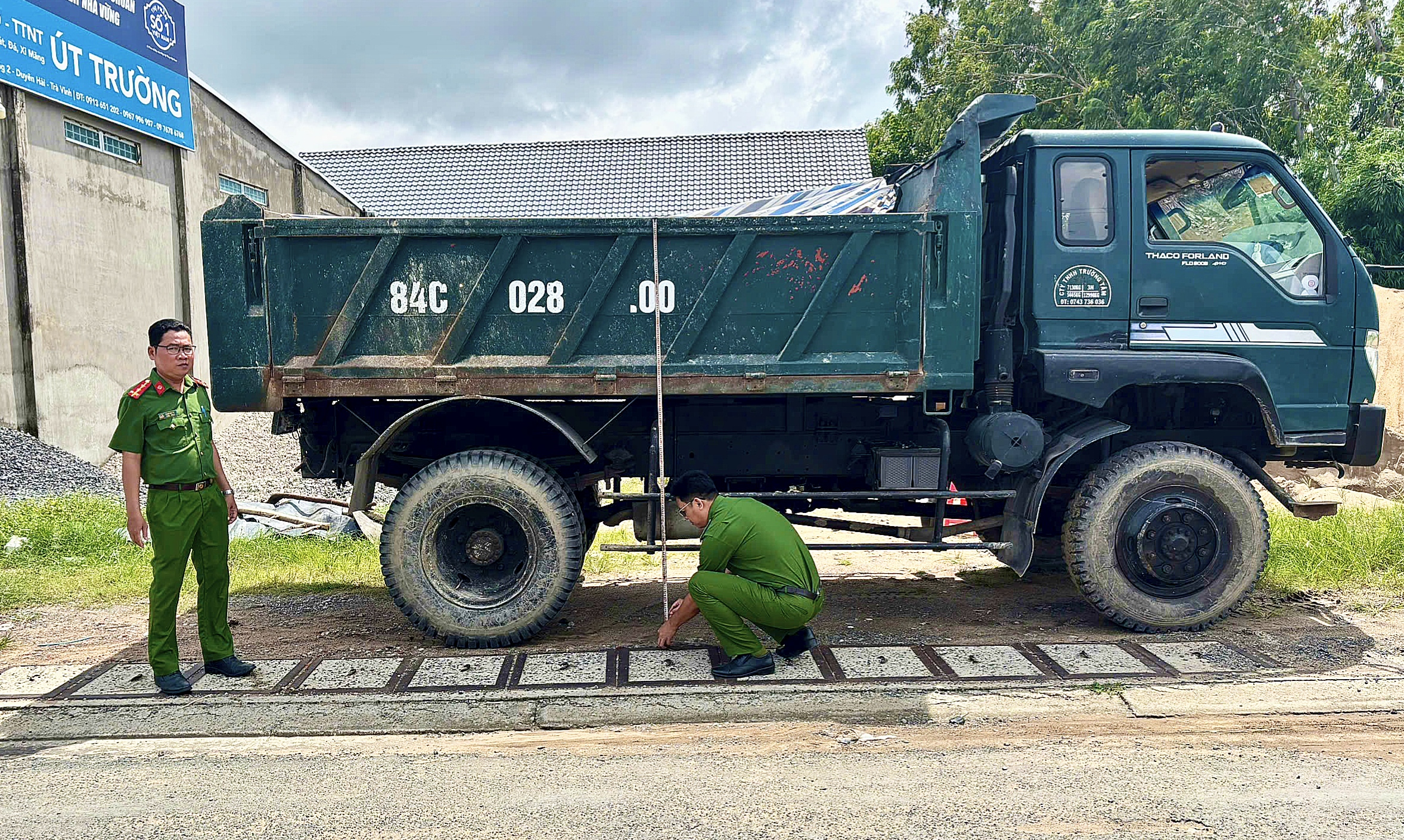1 Cán bộ Công an xã Long Hữu rà soát phương tiện
