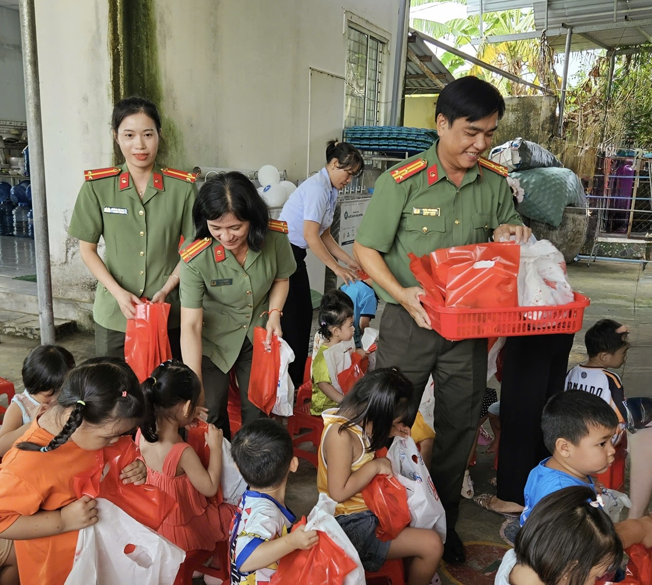 23 9 PA04 ANH 2 HOI PHU NU DOAN THANH NIEN PHOI HOP TANG QUA TRUNG THU