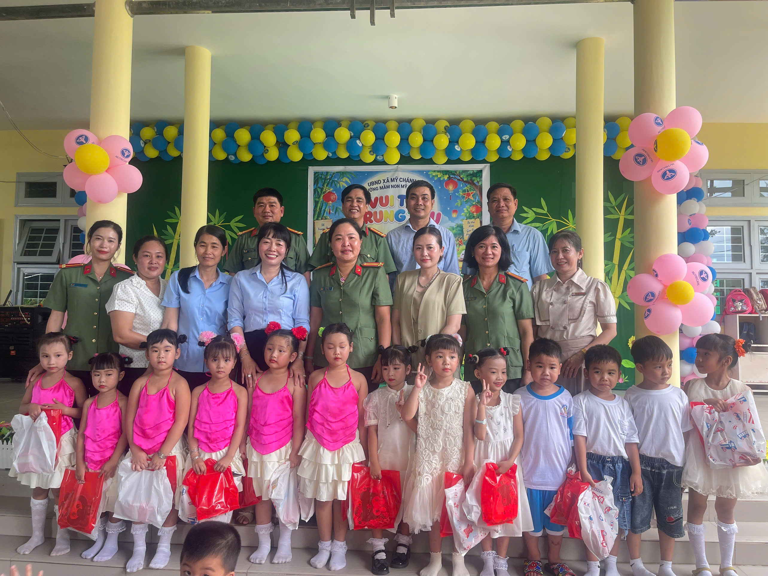23 9 PA04 ANH 1 HOI PHU NU DOAN THANH NIEN PHOI HOP TANG QUA TRUNG THU