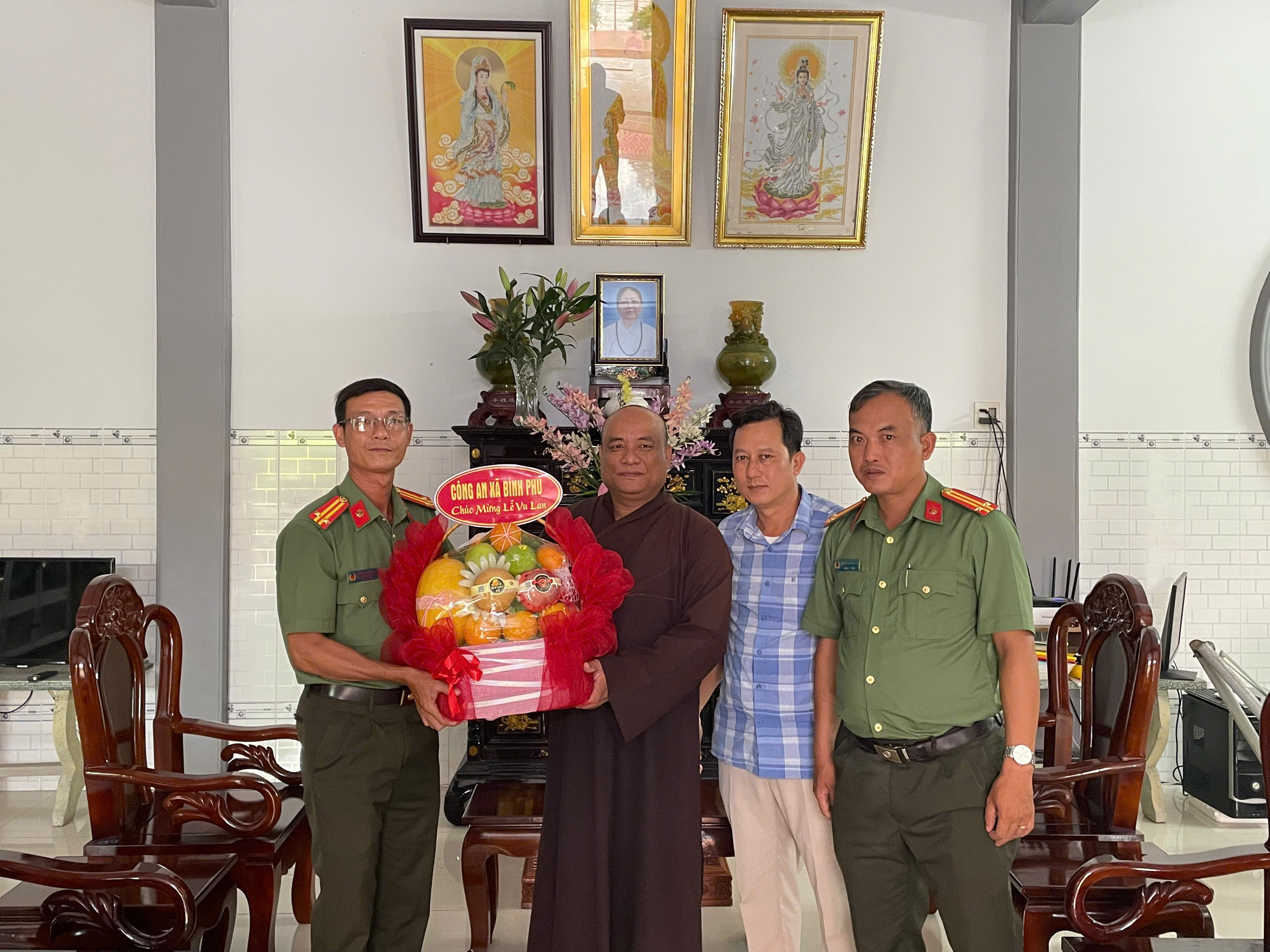 25 8 Công an xã Bình Phú thăm, chúc mừng các cơ sở Phật giáo trên địa bàn nhân dịp lễ Vu Lan năm 2026 (1)