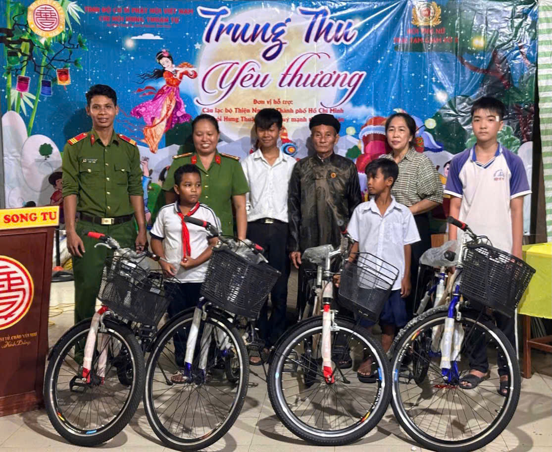 2 anh CBCS tang qua HS hoan canh KK