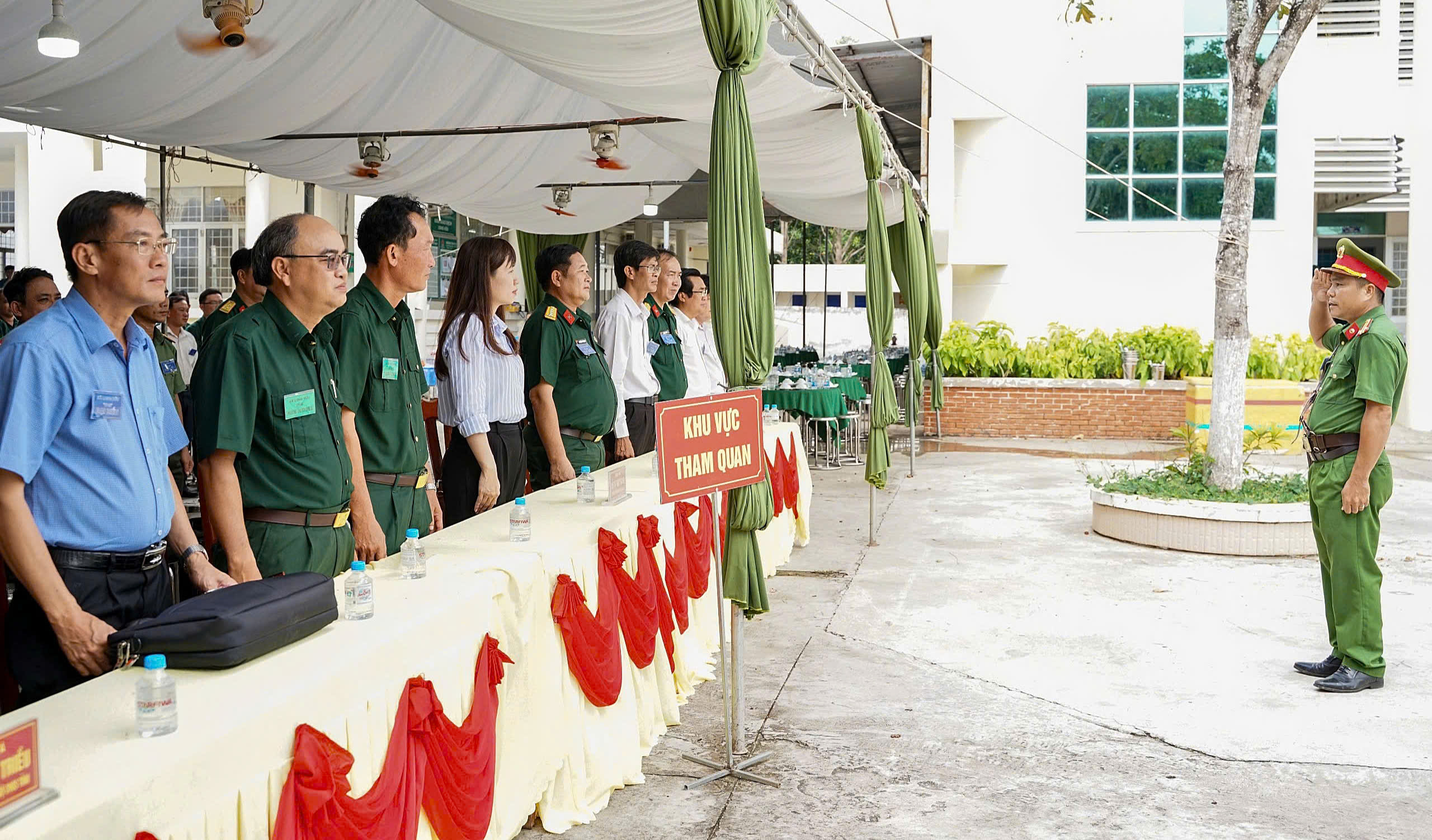 2 Công an xã tham gia diễn tập xử lý tình huống