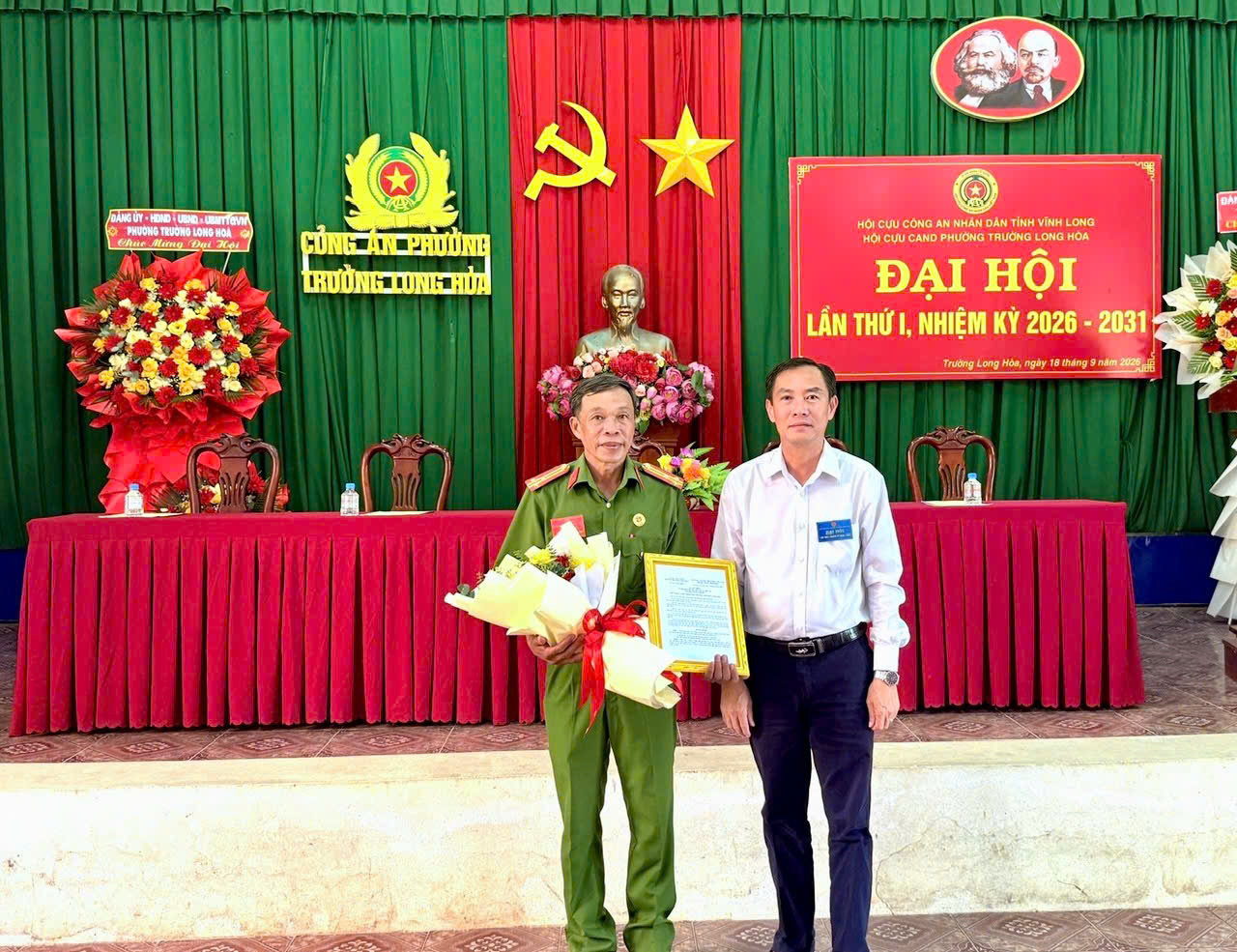 3 Đồng chí Âu trao quyết định thành lập
