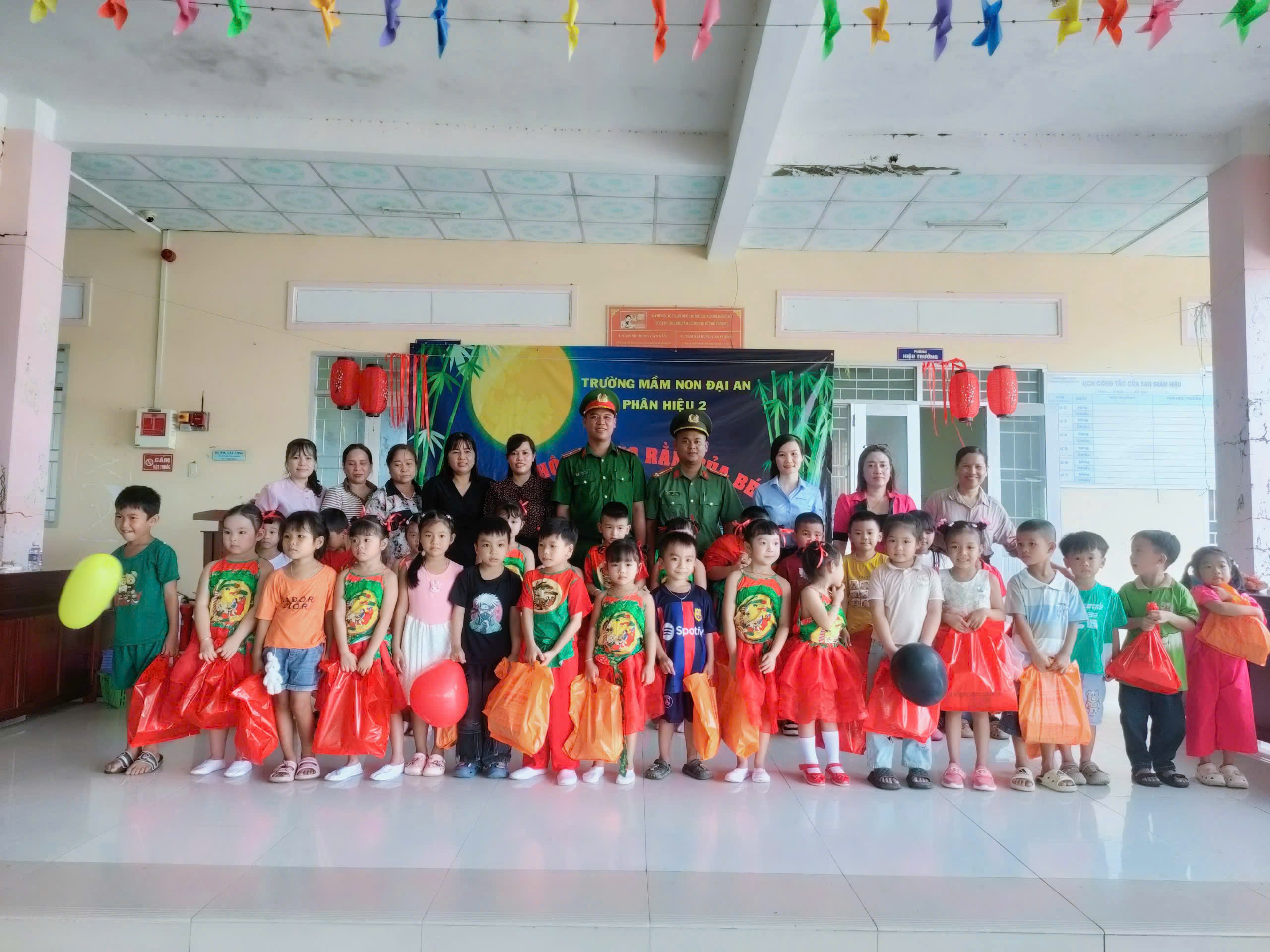Ảnh 2 (Chi đoàn CAX Đại An chụp ảnh lưu niệm cùng nhà trường và các cháu thiếu nhi)