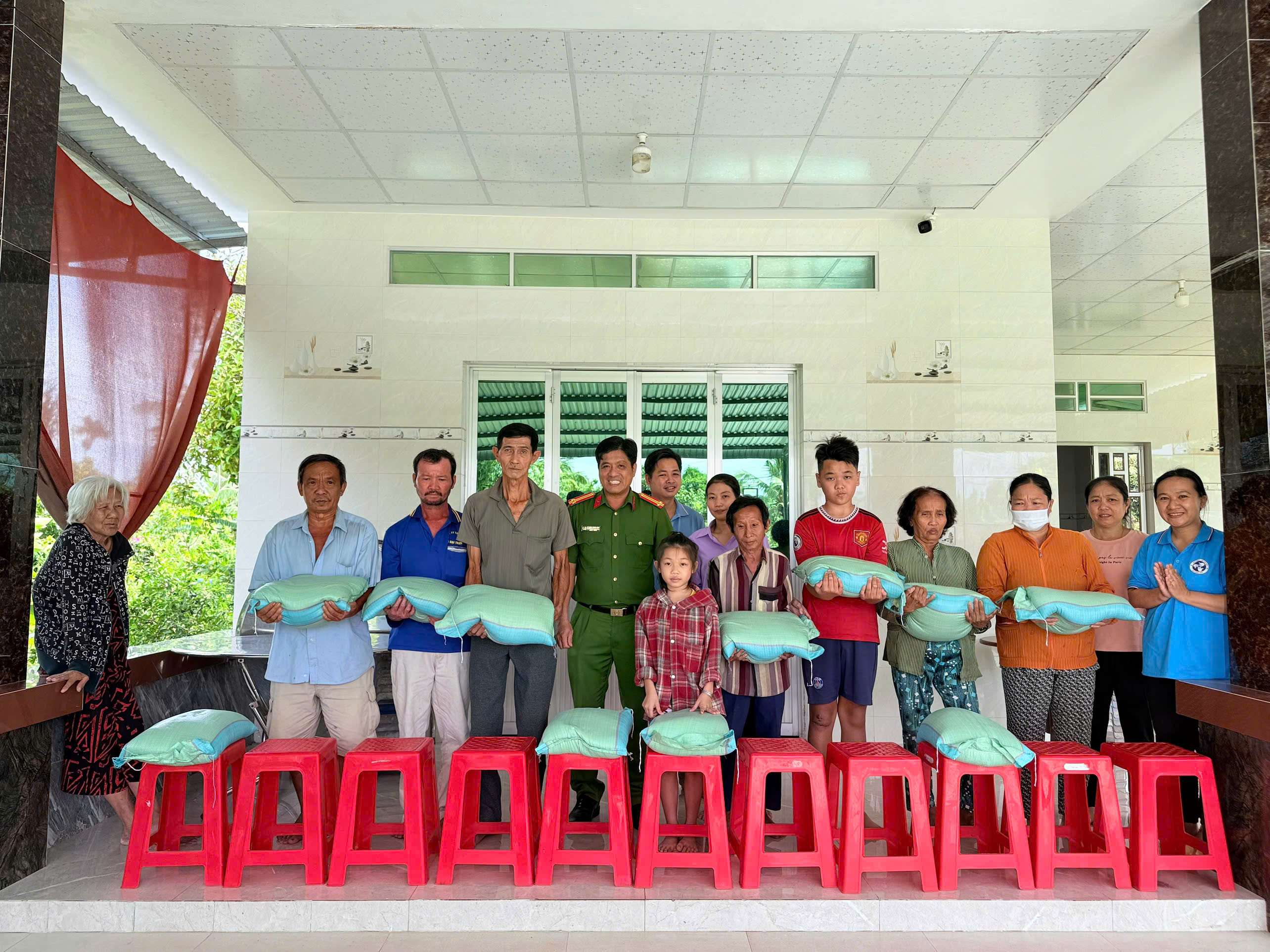 Ảnh 4 Công an xã Hưng Khánh Trung và chính quyền ấp chụp ảnh cùng người dân