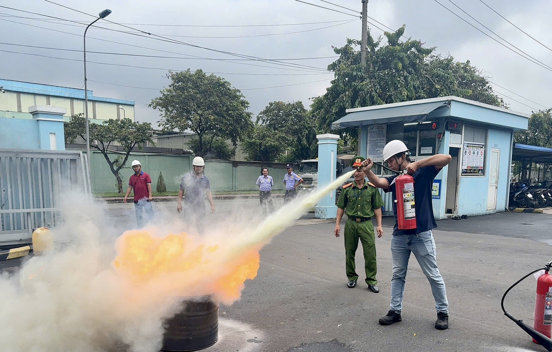Ảnh Các lực lượng phối hợp triển khai các đội hình chữa cháy