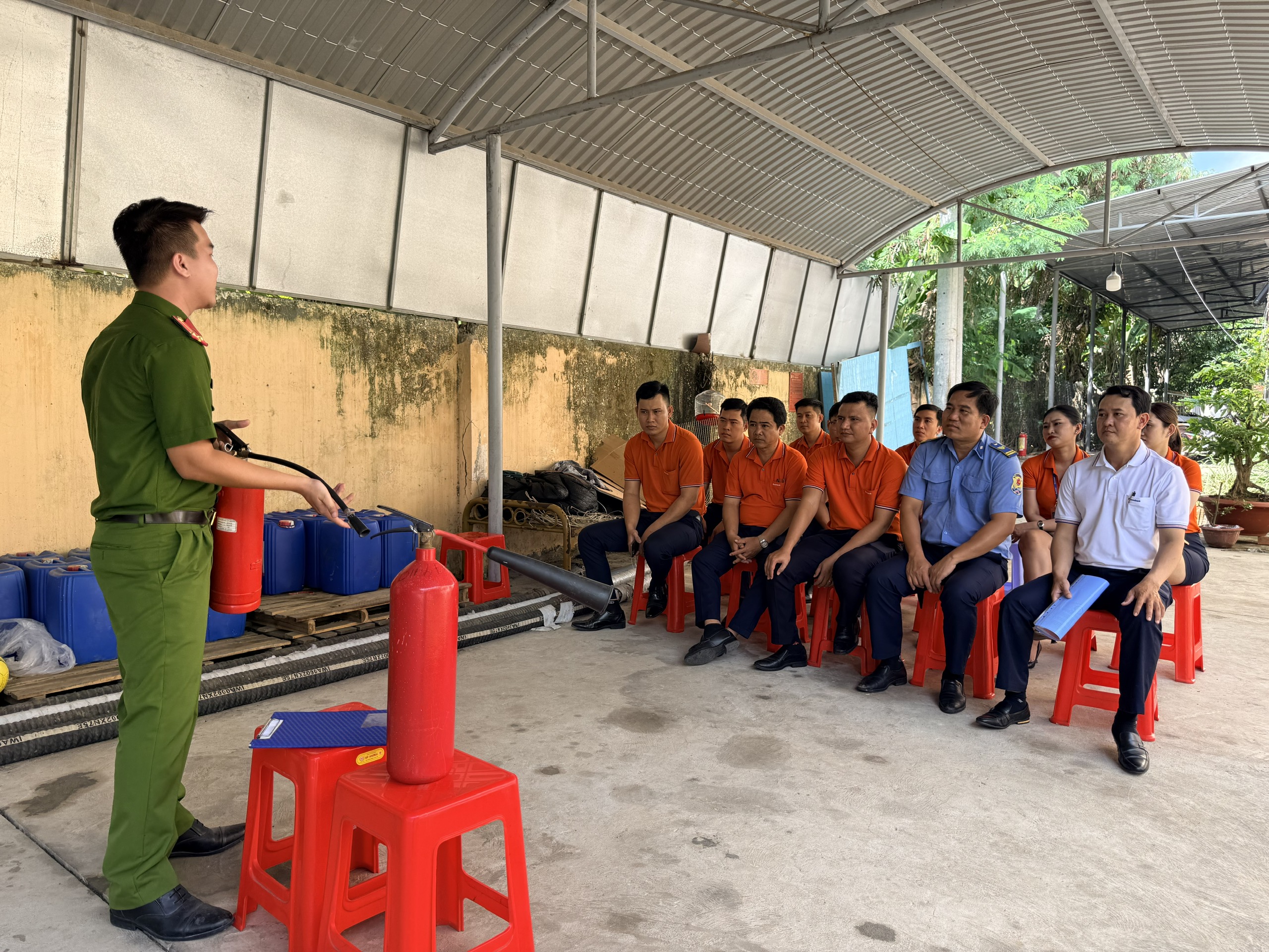 Ảnh Cán bộ phòng Cảnh sát PCCC và CNCH triển khai phương án