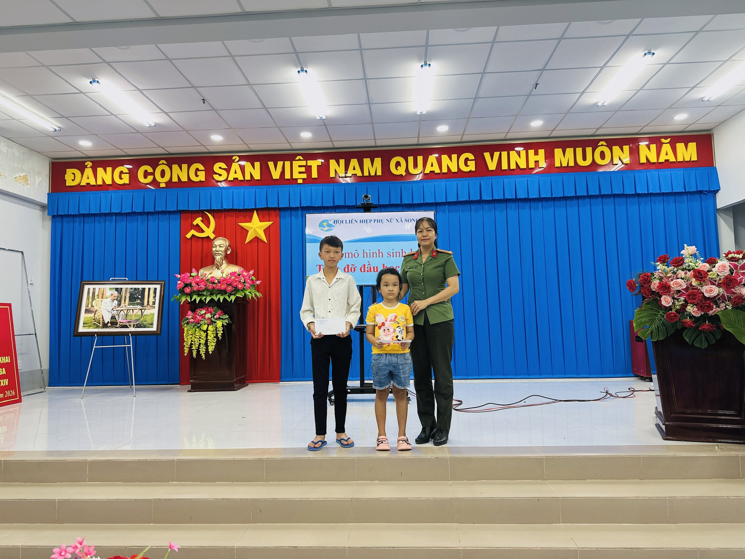 Ảnh Chi hội Trưởng Chi hội phụ nữ Công an tặng quà cho 02 em mồ côi