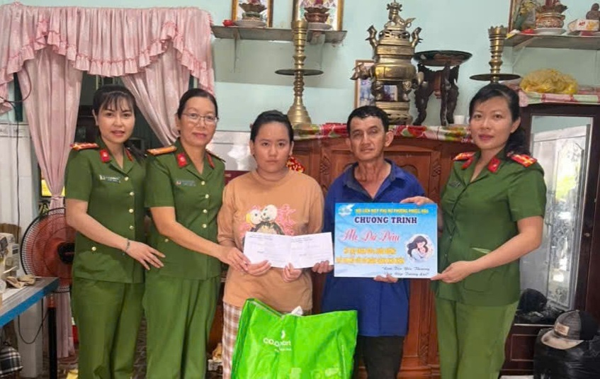 Anh ho tro Me do đau