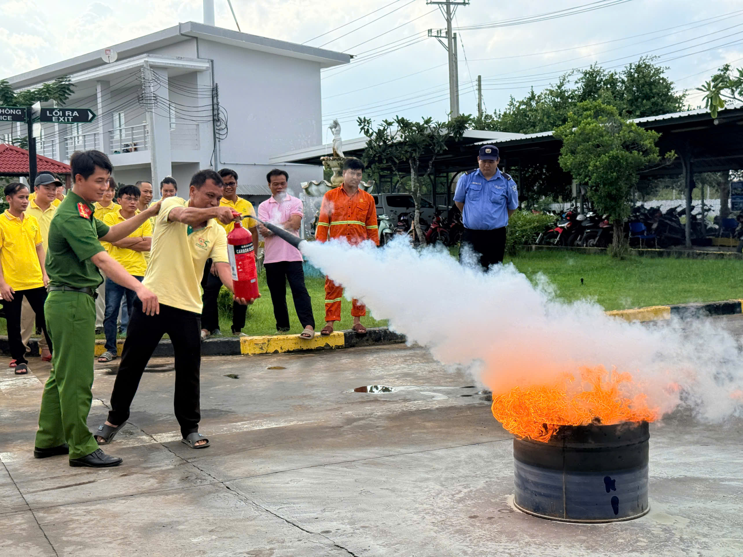 Ảnh Học viên thực hành sử dụng bình chữa cháy