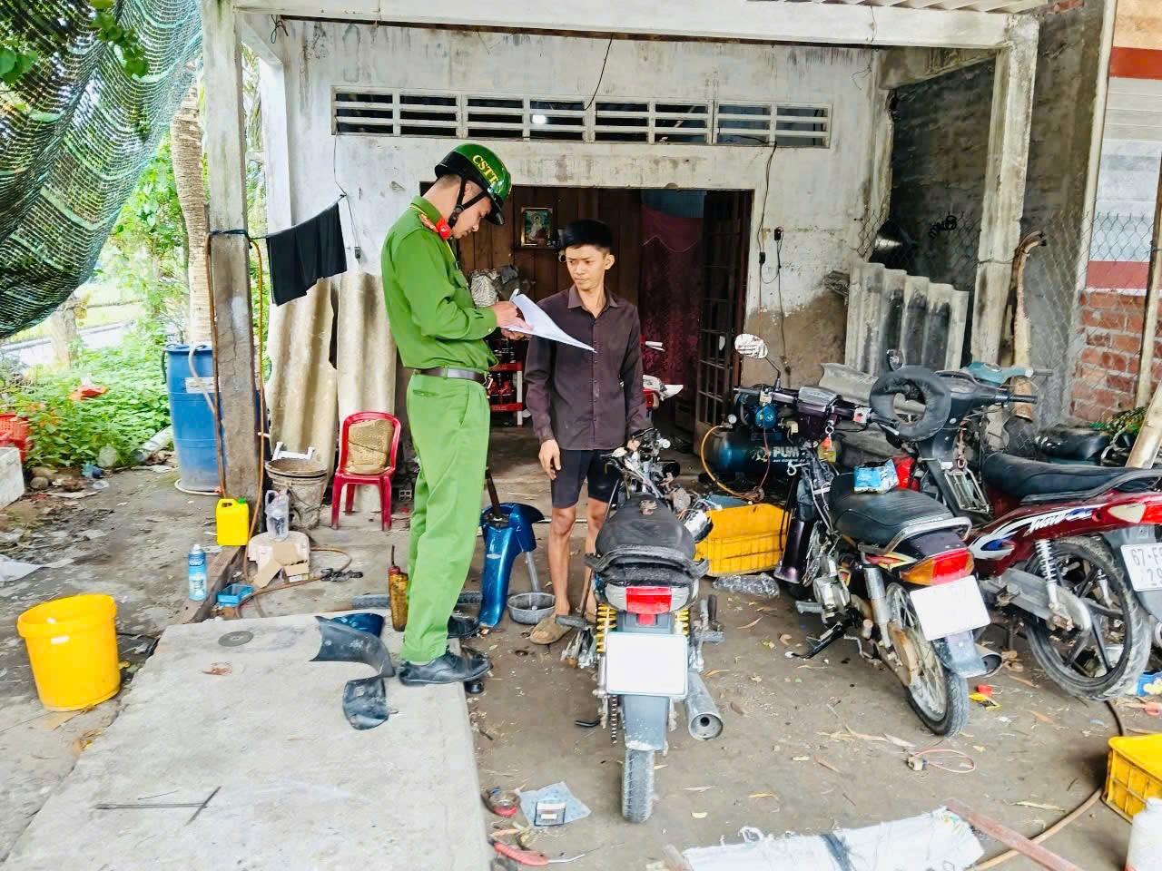 Ảnh lực lượng Cảnh sát trật tự Công an xã tuyên truyền và cho người dân ký cam kết