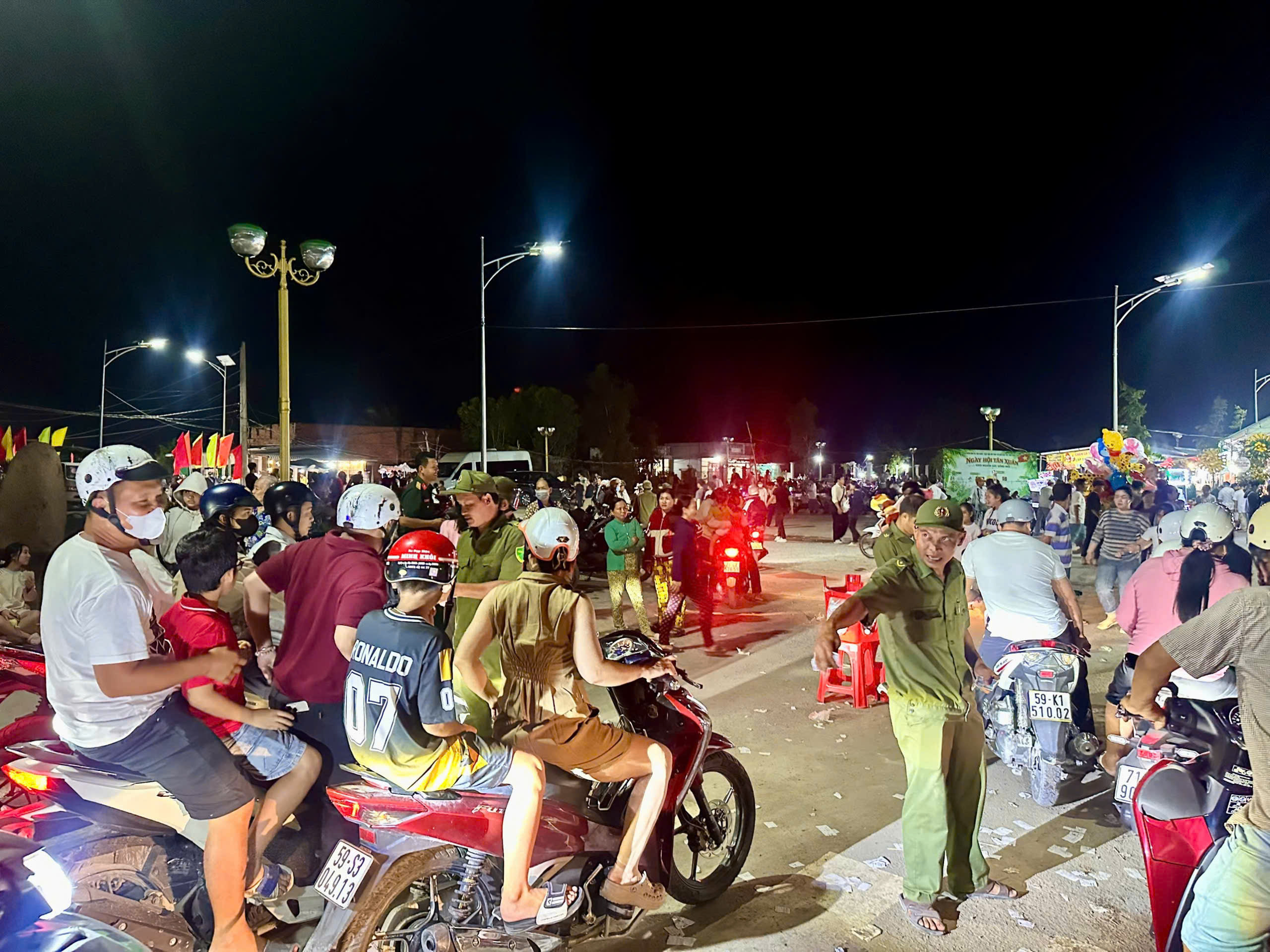 ẢNH LỰC LƯỢNG THAM GIA BẢO VỆ ANTT Ở CƠ SỞ THAM GIA ĐIỀU TIẾT GIAO THÔNG TẠI LỄ HỘI TÂN XUÂN KHƠI NGUỒN SỨC SỐNG MỚI
