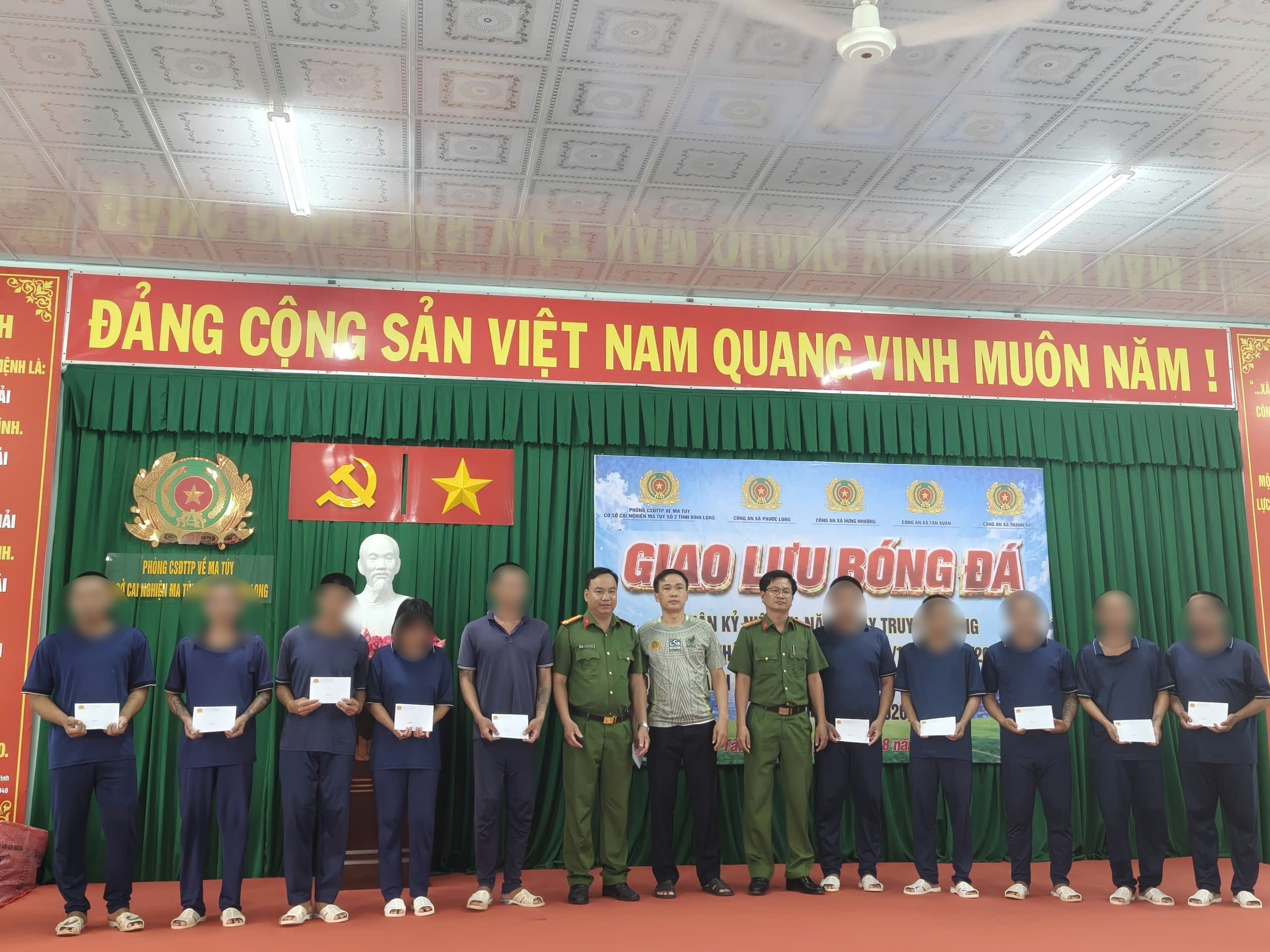 ẢNH TRAO QUÀ