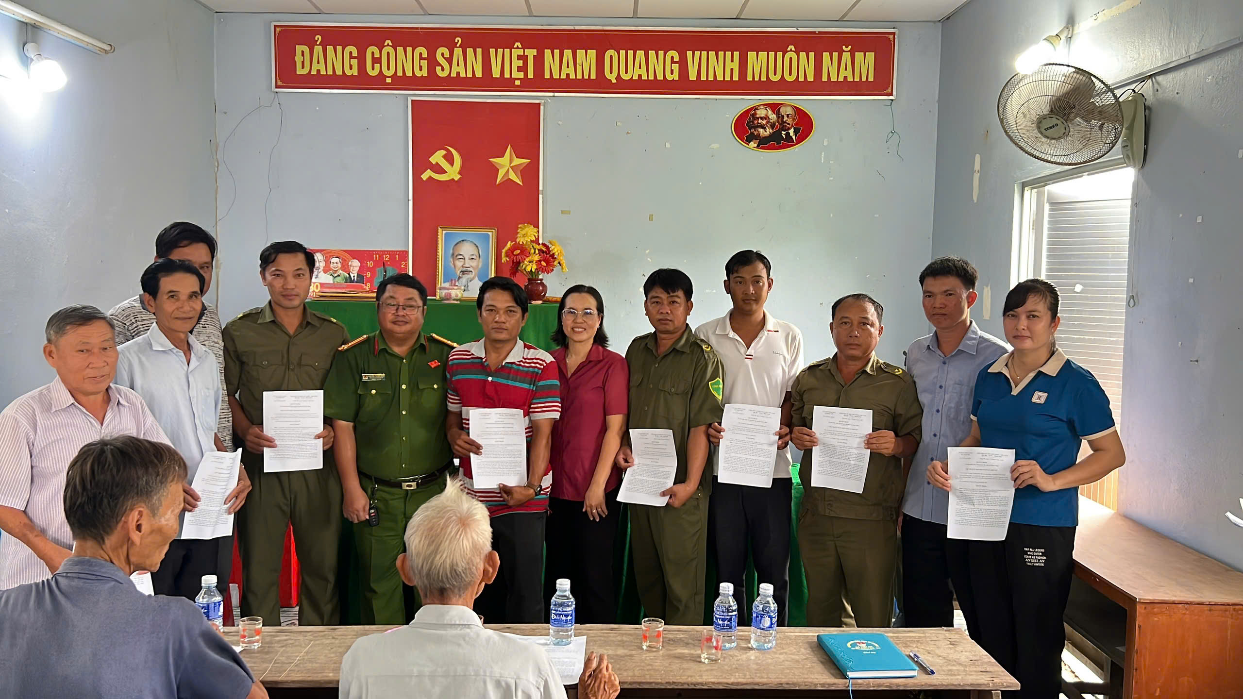 Anh trao Quyetdinh2