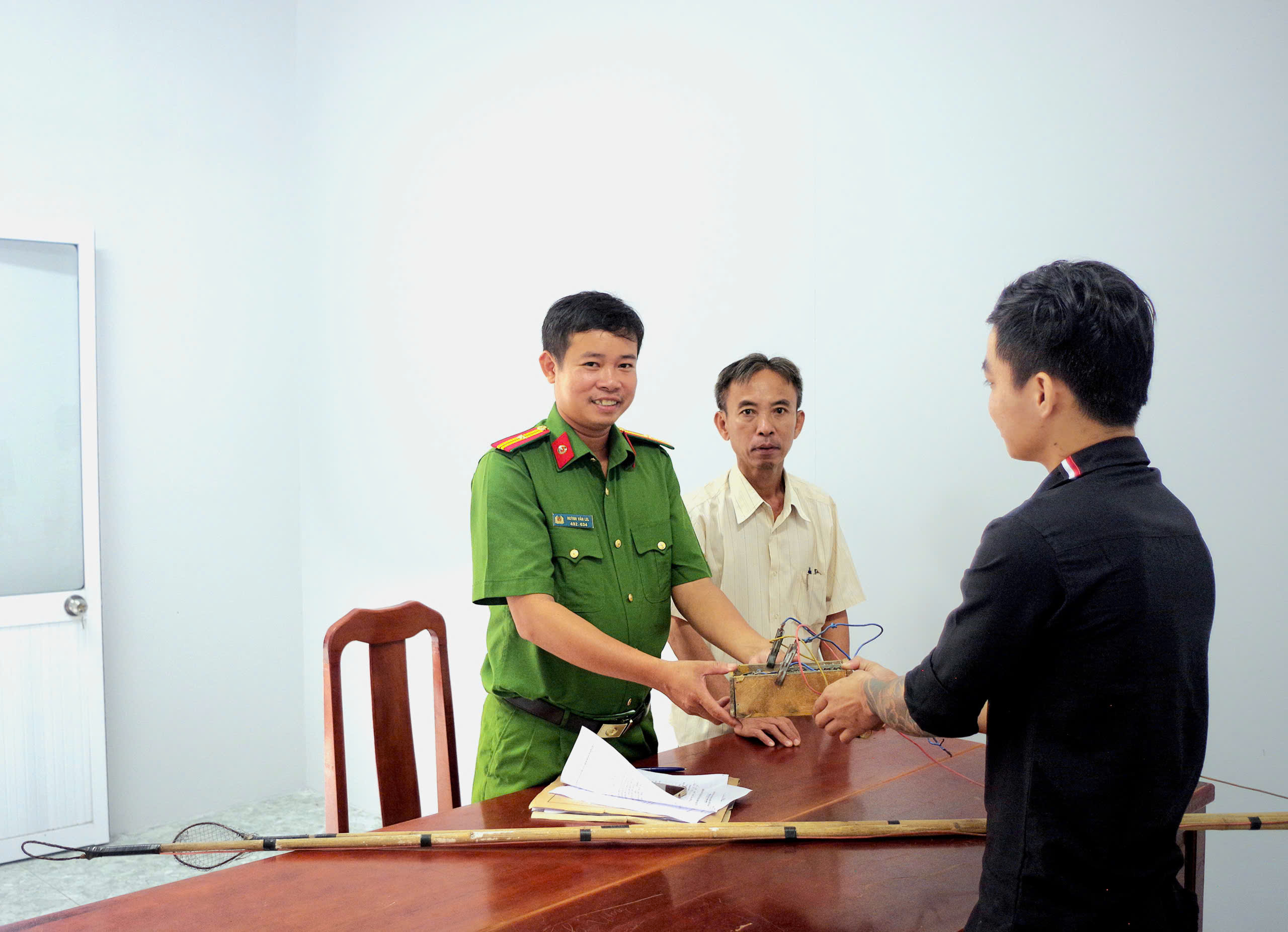 Ảnh Công dân tự nguyện giao nộp công cụ kích điện 1